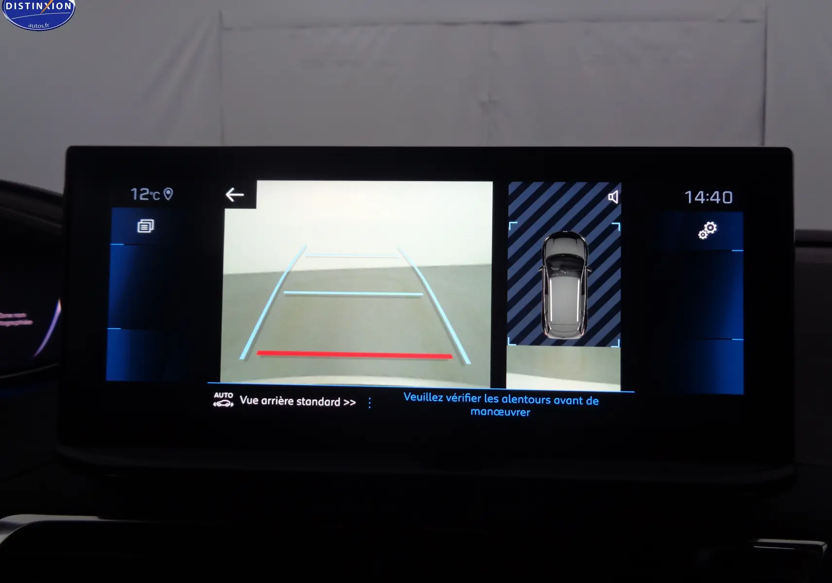 Écran multimédia du Peugeot 3008 gris platinium montrant la caméra de recul avec guidage et vue 360° du véhicule.