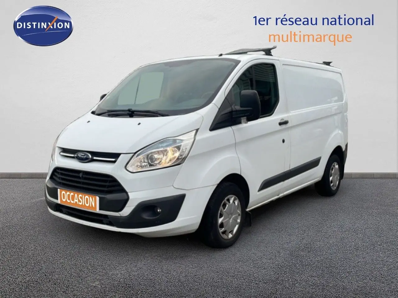 Ford Transit Custom blanc vu en 3/4 avant droit avec calandre noire et plaque orange "OCCASION" visible.