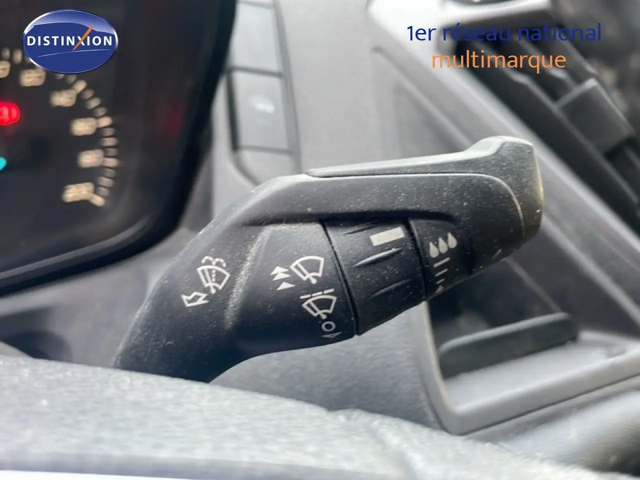 Gros plan sur la commande d'essuie-glace à gauche du volant dans un Ford Transit Custom blanc de 2016.