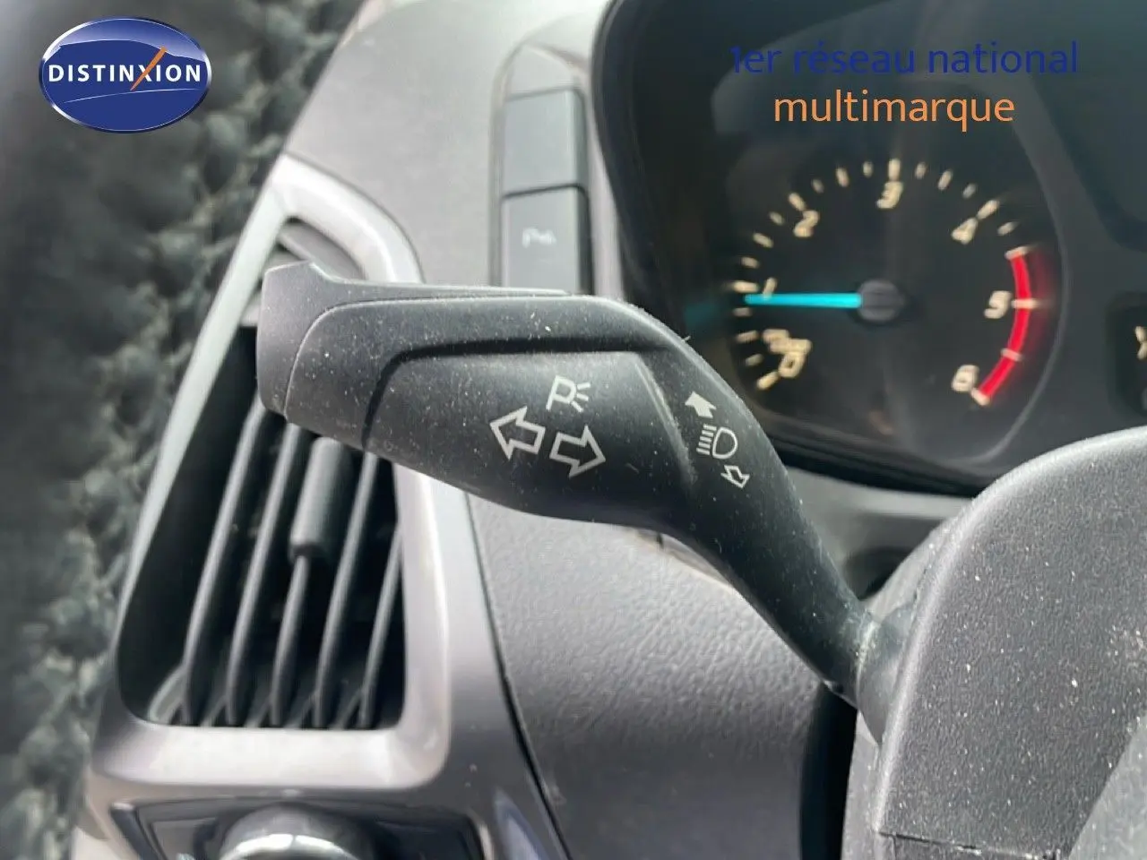 Levier de clignotant en gros plan sur tableau de bord gris du Ford Transit Custom blanc, version 2016.