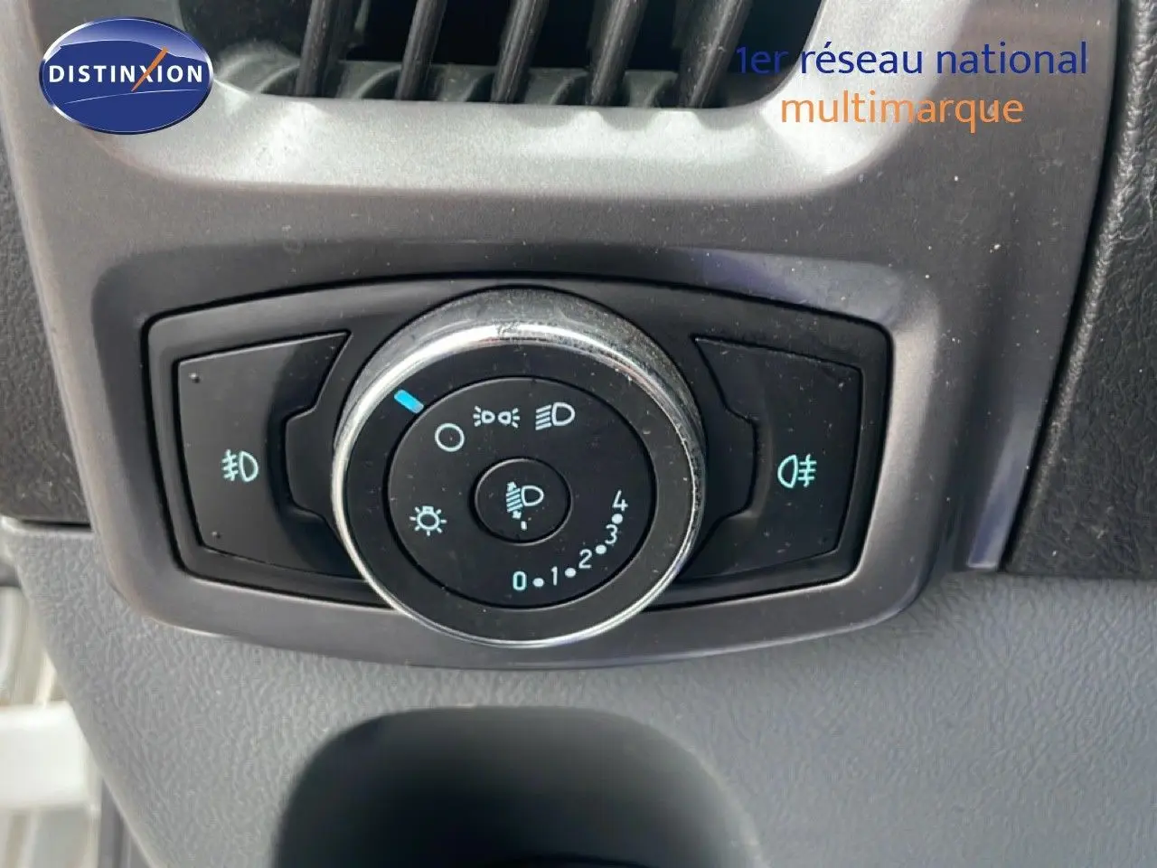 Gros plan sur le sélecteur d'éclairage du tableau de bord du Ford Transit Custom blanc L1H1 2016.