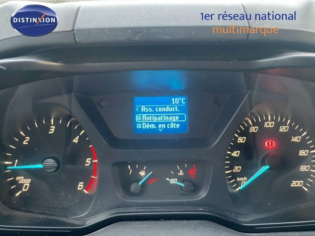 Tableau de bord du Ford Transit Custom blanc 2016, affichage digital et compteurs vus de face.