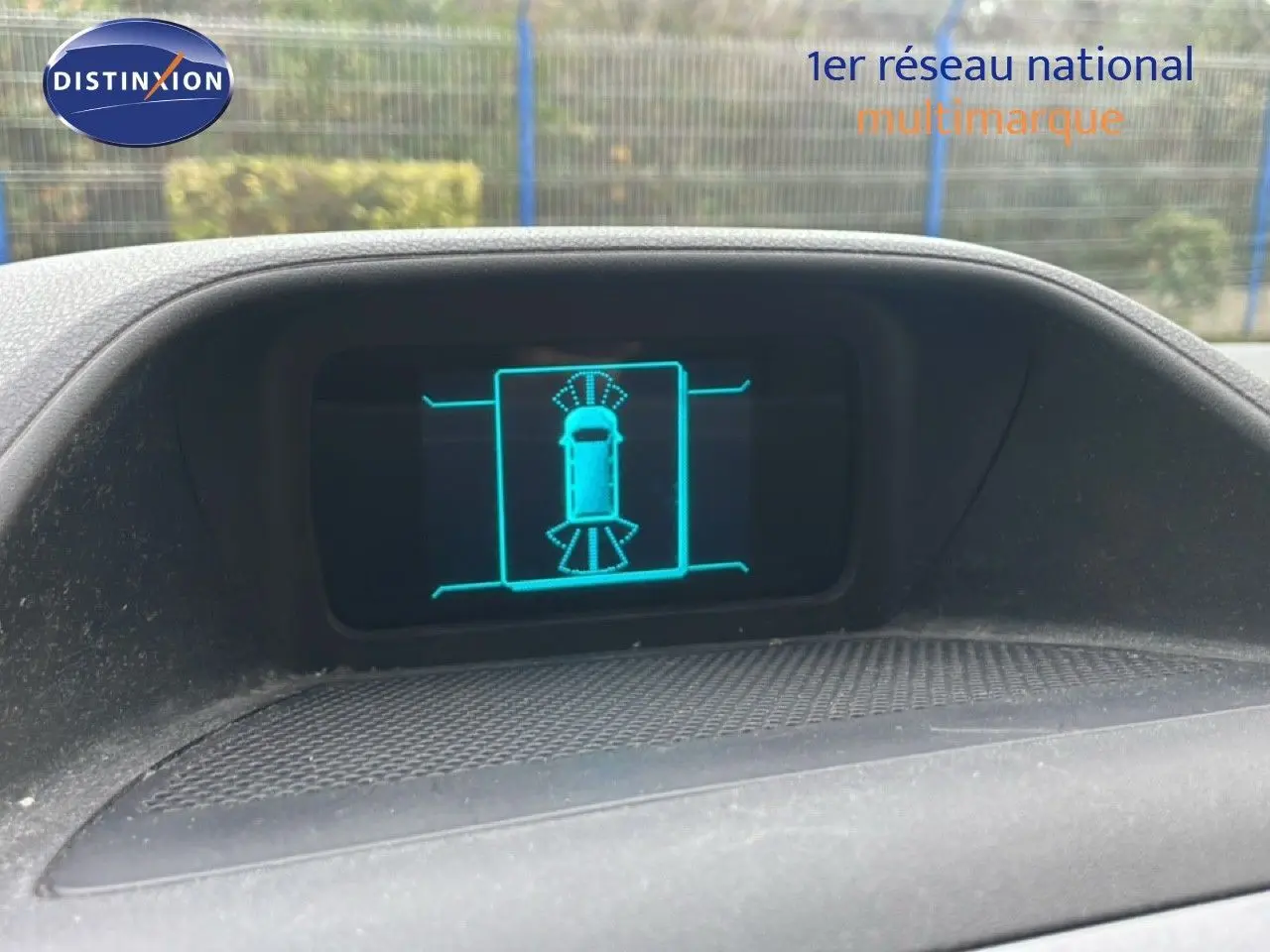 Écran de tableau de bord du Ford Transit Custom L1H1 2016 affichant le système d'aide au stationnement.