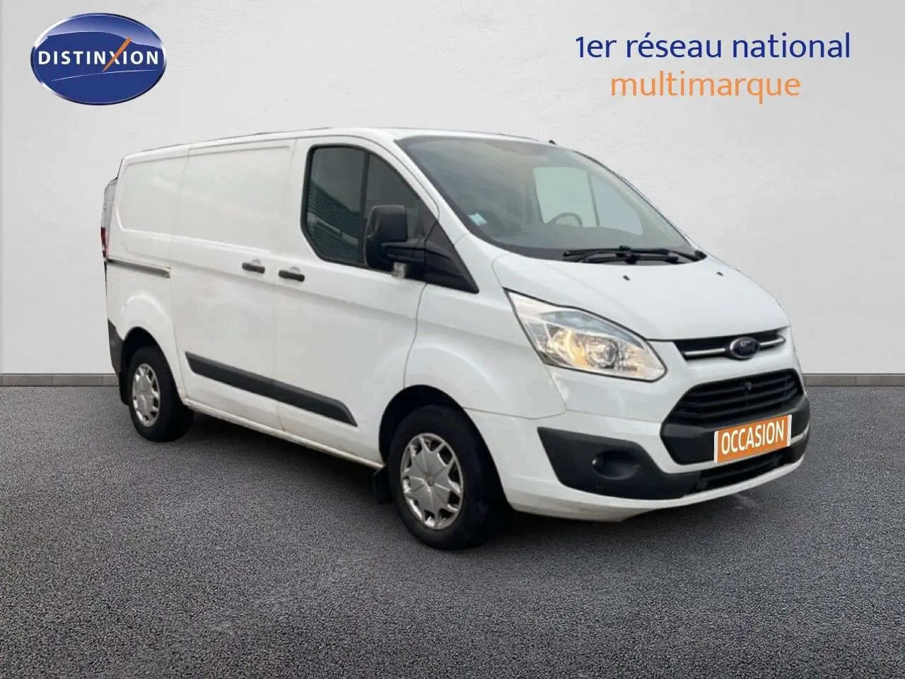 Fourgon blanc Ford Transit Custom L1H1 2016 vu en 3/4 avant droit avec plaque occasion visible