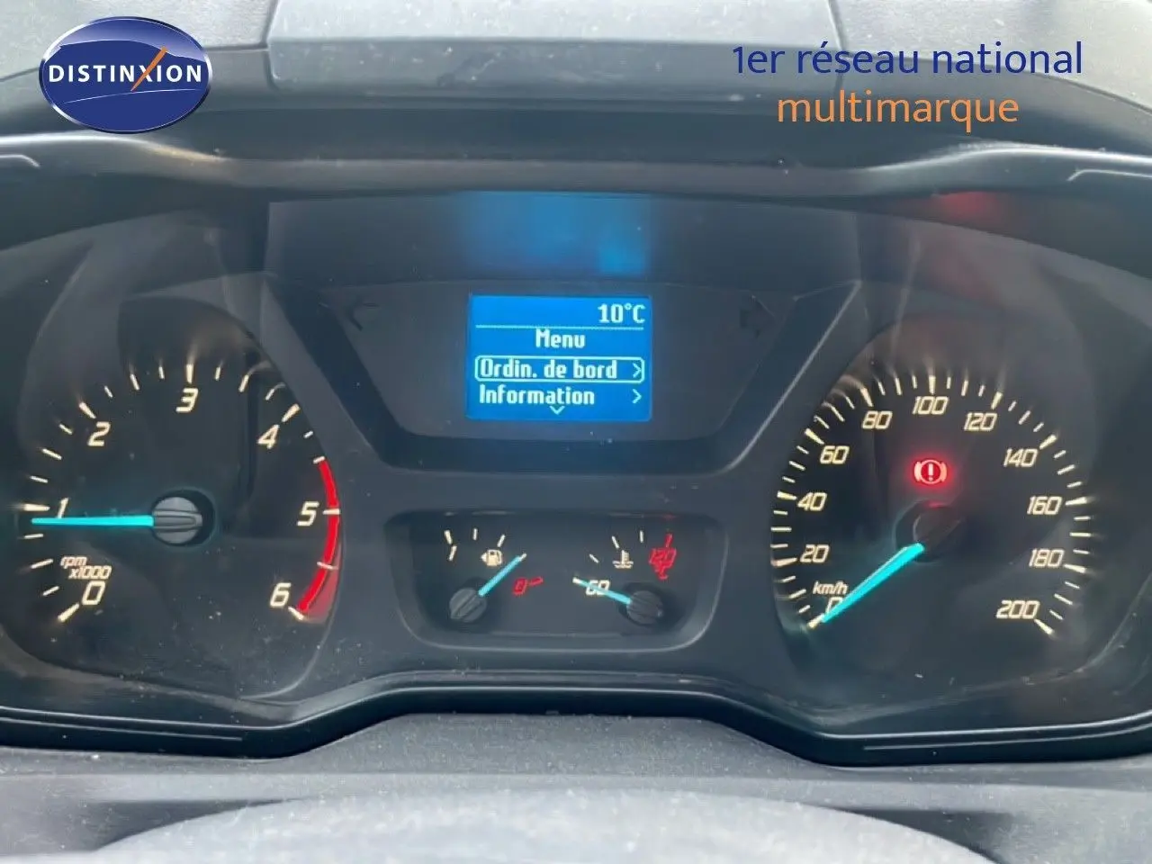 Tableau de bord du Ford Transit Custom blanc 2016 montrant compte-tours, vitesse et écran digital à 10°C