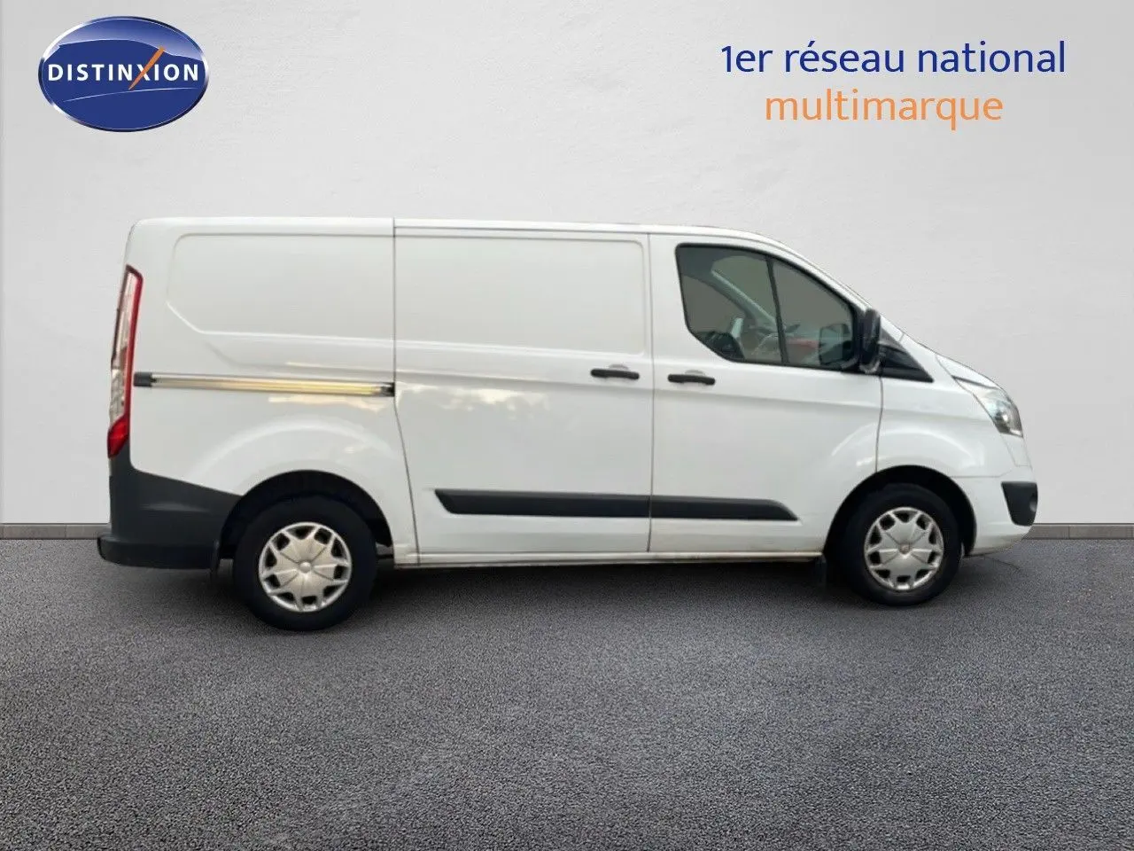 Profil côté gauche d'un fourgon Ford Transit Custom blanc L1H1 2016 avec jantes acier et protections noires.