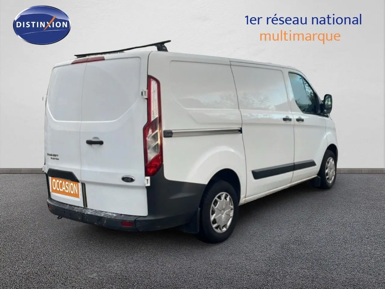 Vue 3/4 arrière droite d'un fourgon Ford Transit Custom blanc L1H1 2016 avec porte latérale coulissante et jantes acier.