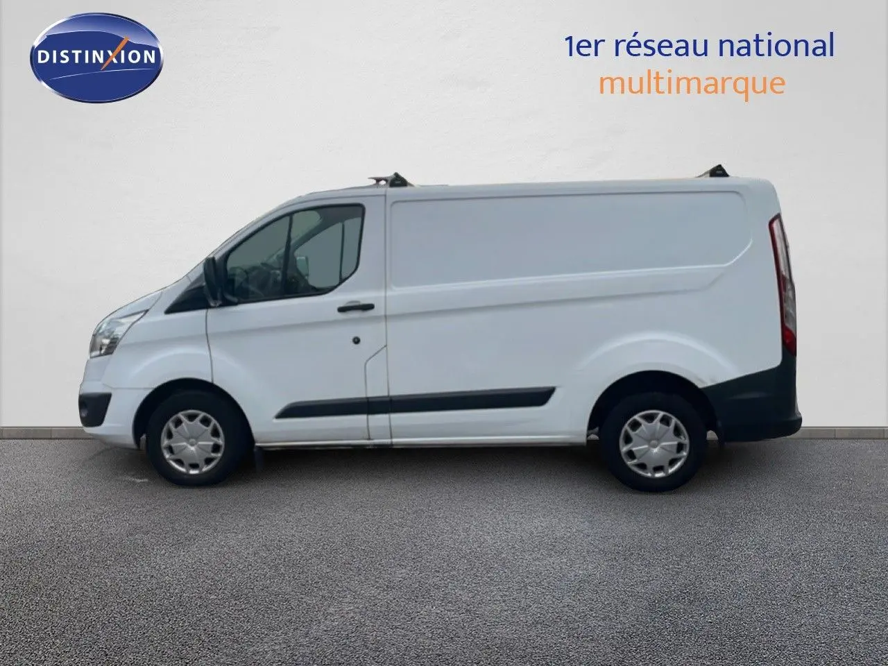 Fourgon blanc Ford Transit Custom L1H1 2016 vu de profil côté gauche sur fond neutre.