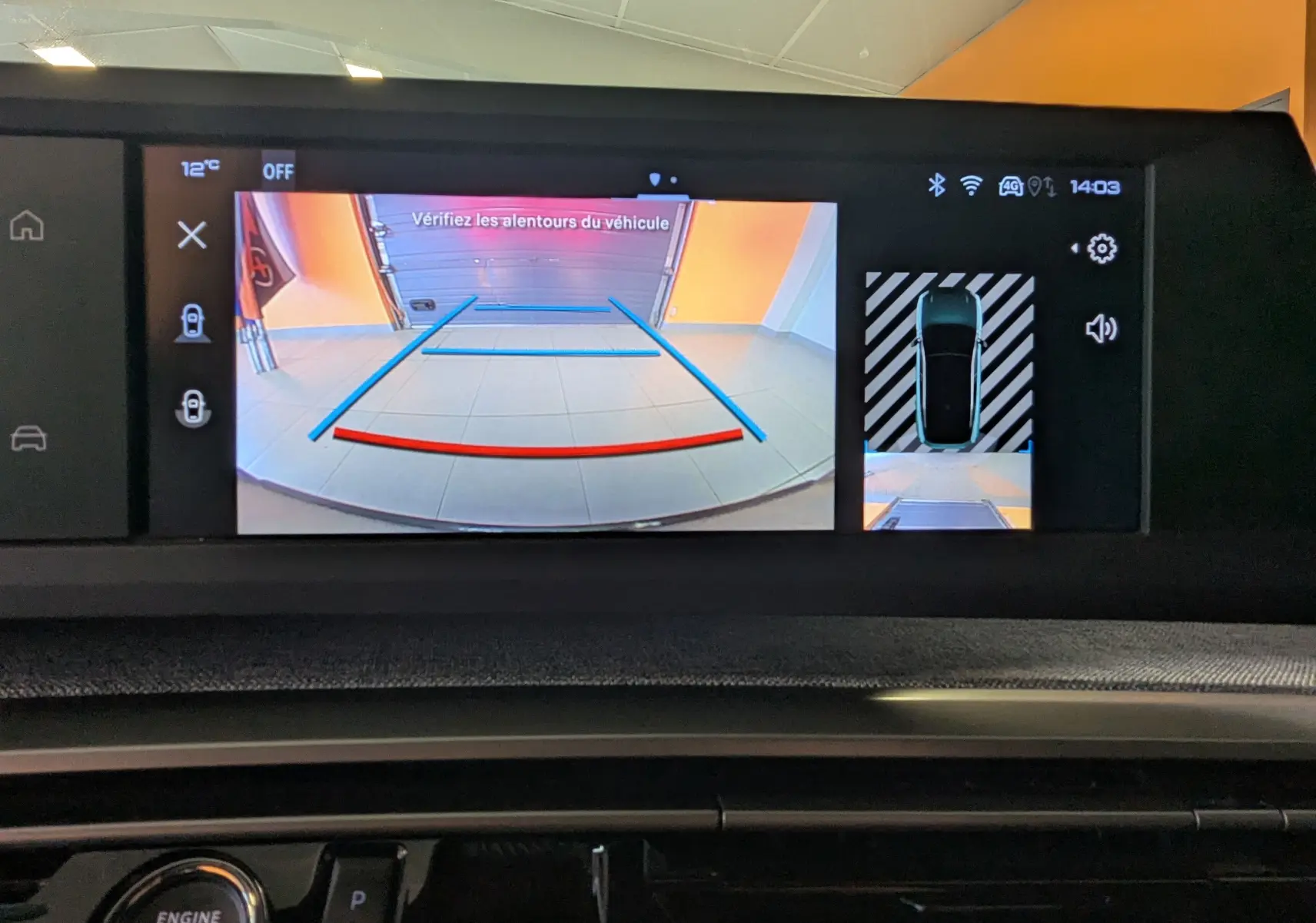 Écran central du Peugeot 3008 Hybrid blanc montrant la caméra de recul avec vue arrière et top view du véhicule.