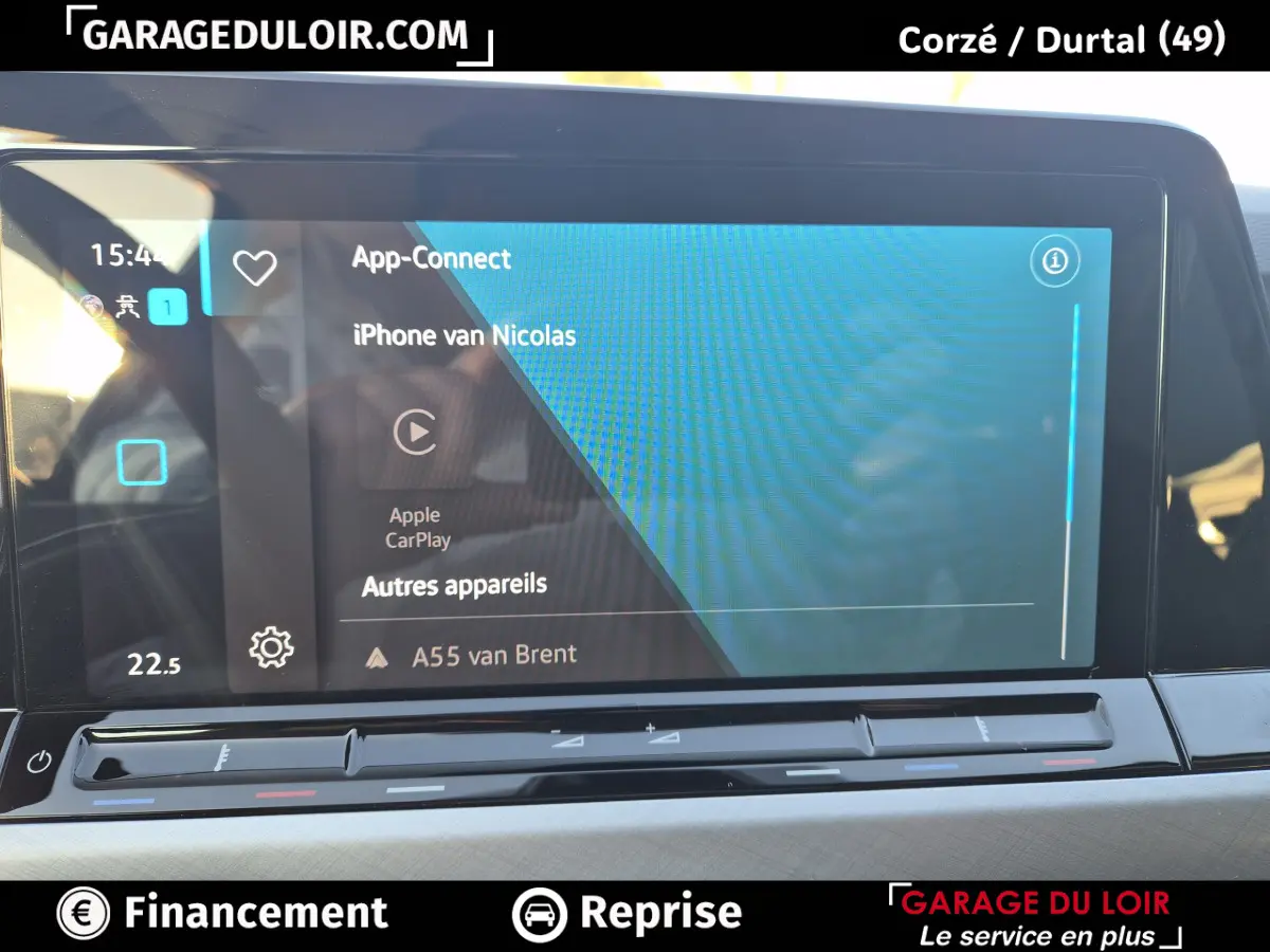 Écran tactile central de la Volkswagen Golf 2023 affichant Apple CarPlay, avec commandes climatisation en dessous.