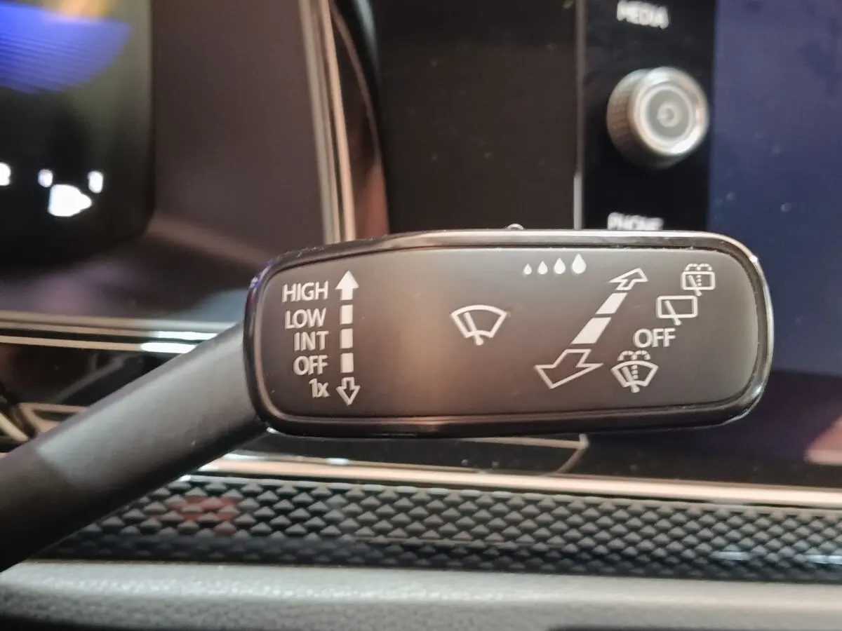 Gros plan sur la manette de commande des essuie-glaces dans l’habitacle du Volkswagen Taigo gris foncé 2023.