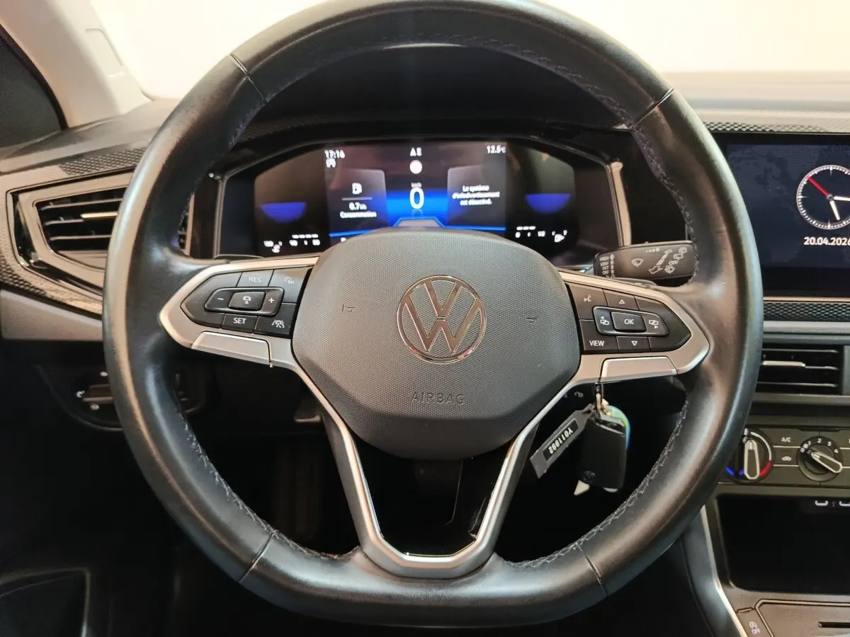 Vue rapprochée du volant noir de la Volkswagen Taigo 2023 avec affichage digital et commandes intégrées.