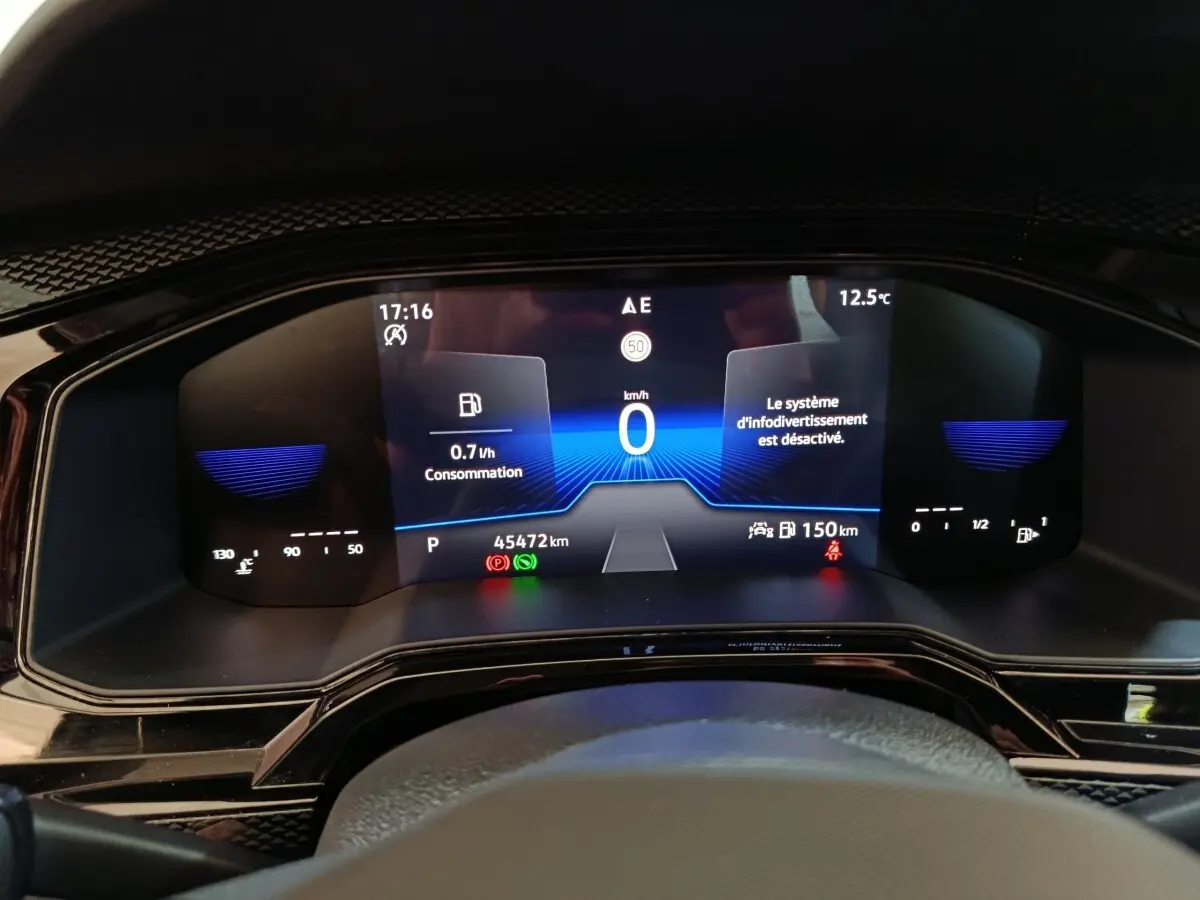 Vue rapprochée du combiné d'instruments numérique du Volkswagen Taigo 2023 affichant vitesse, consommation et alertes.