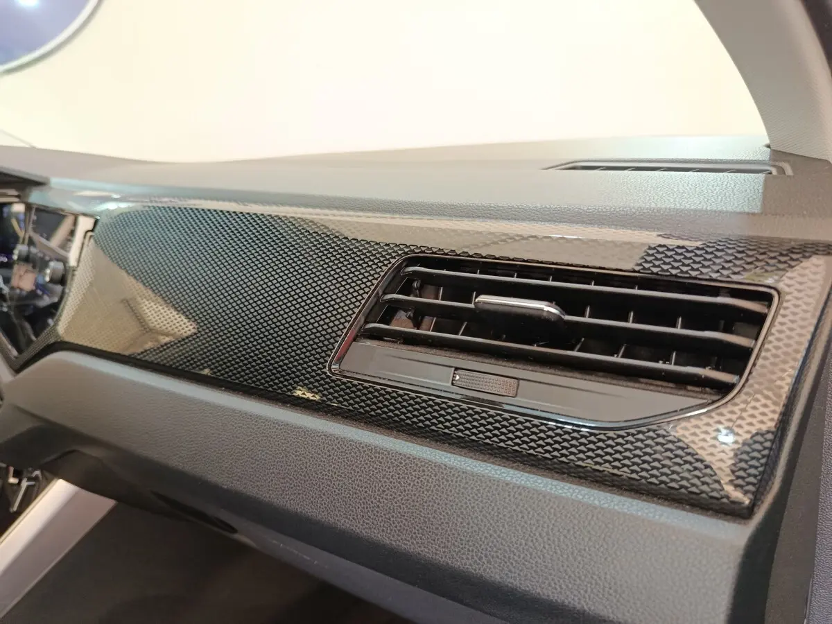 Détail de la grille d’aération droite sur tableau de bord noir texturé du Volkswagen Taigo 1.0 TSI 110 DSG Life Plus 2023.