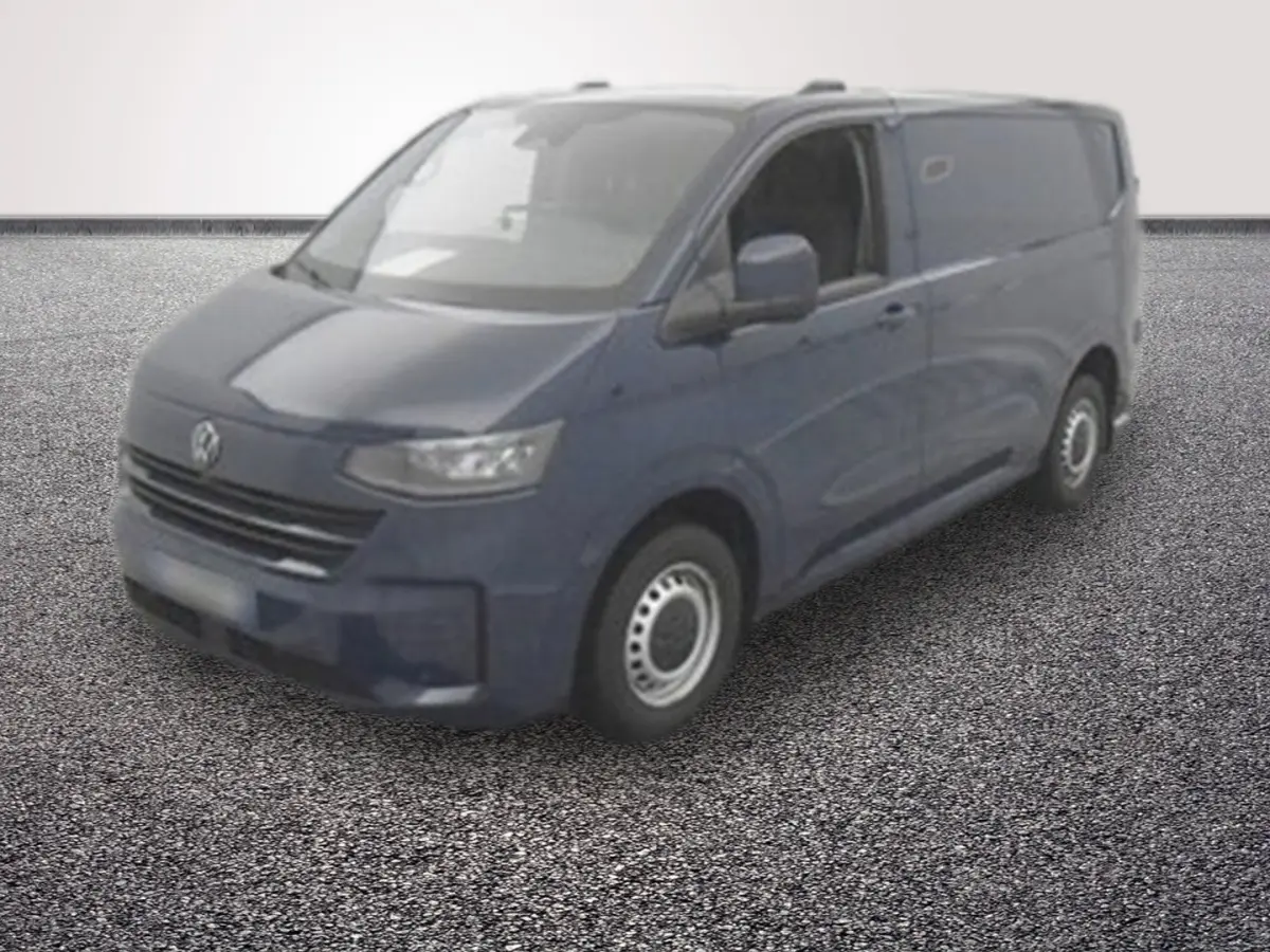 Vue 3/4 avant d'un Volkswagen Transporter bleu 2025 avec jantes acier et vitres teintées côté droit.