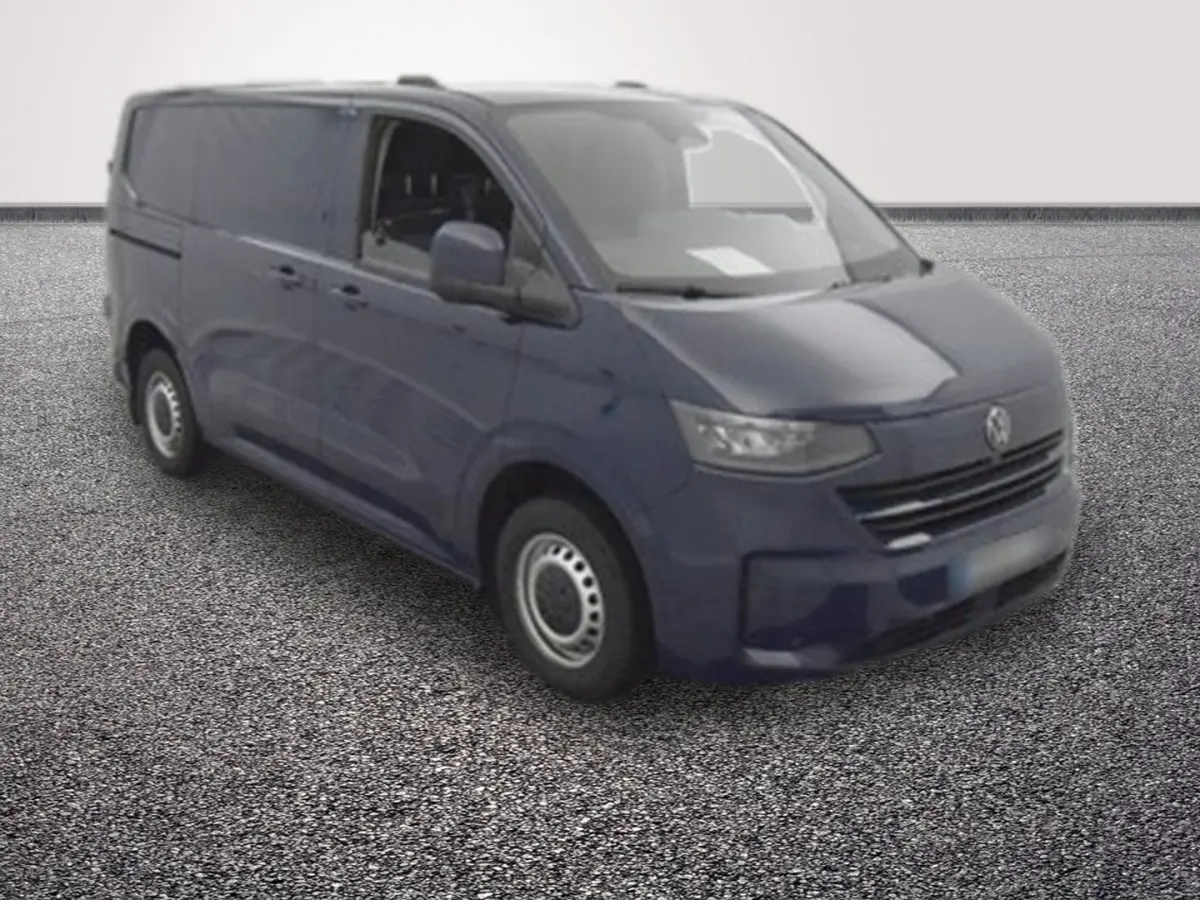 Vue 3/4 avant droit d'un Volkswagen Transporter 2.0 TDi 150 bleu, avec jantes acier et vitres teintées.