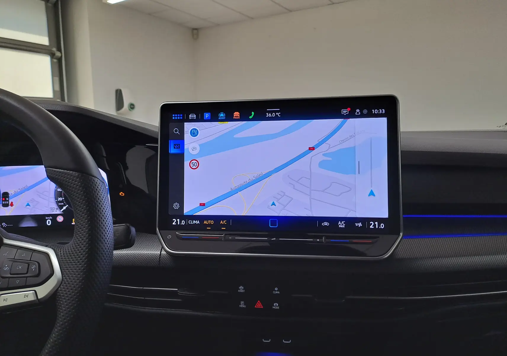 Vue intérieure centrée sur l'écran tactile du système de navigation d'une Volkswagen Golf Bleu Anémone 2025.