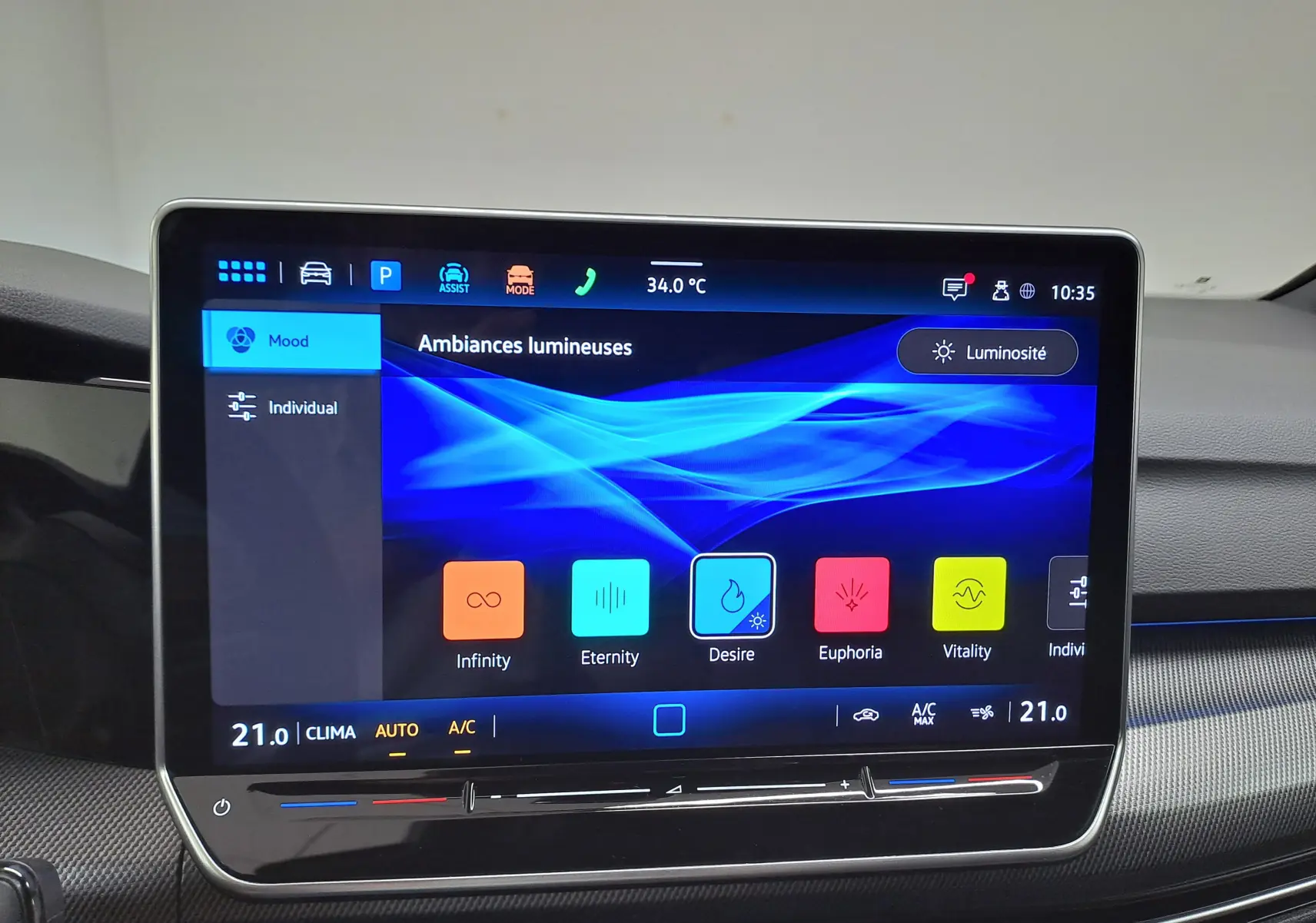 Écran tactile central de la Volkswagen Golf 1.5 eTSI R-Line 2025 affichant les options d’ambiances lumineuses en intérieur.