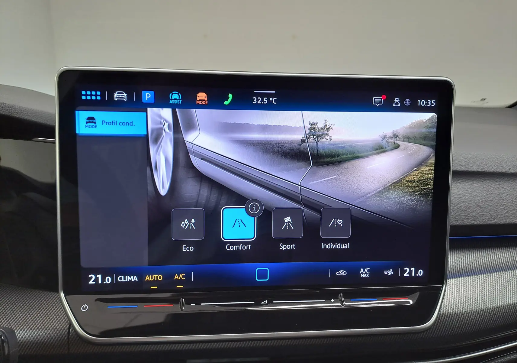 Écran tactile intérieur montrant l'affichage caméra 360° du Volkswagen Golf Bleu Anémone, mode Confort sélectionné.