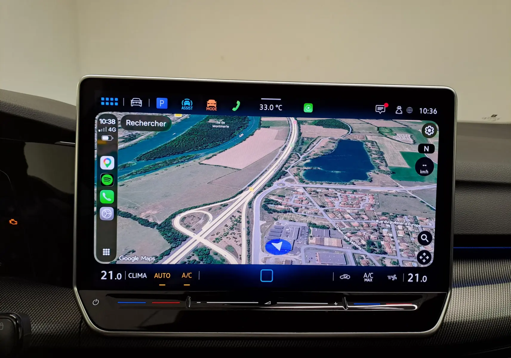 Écran tactile central affichant la navigation GPS dans l'habitacle d'une Volkswagen Golf Bleu Anémone 2025.