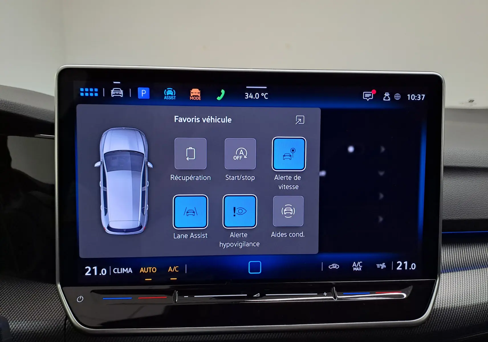 Écran tactile intérieur de la Volkswagen Golf 1.5 eTSI R-Line 2025 montrant les aides à la conduite et la climatisation.
