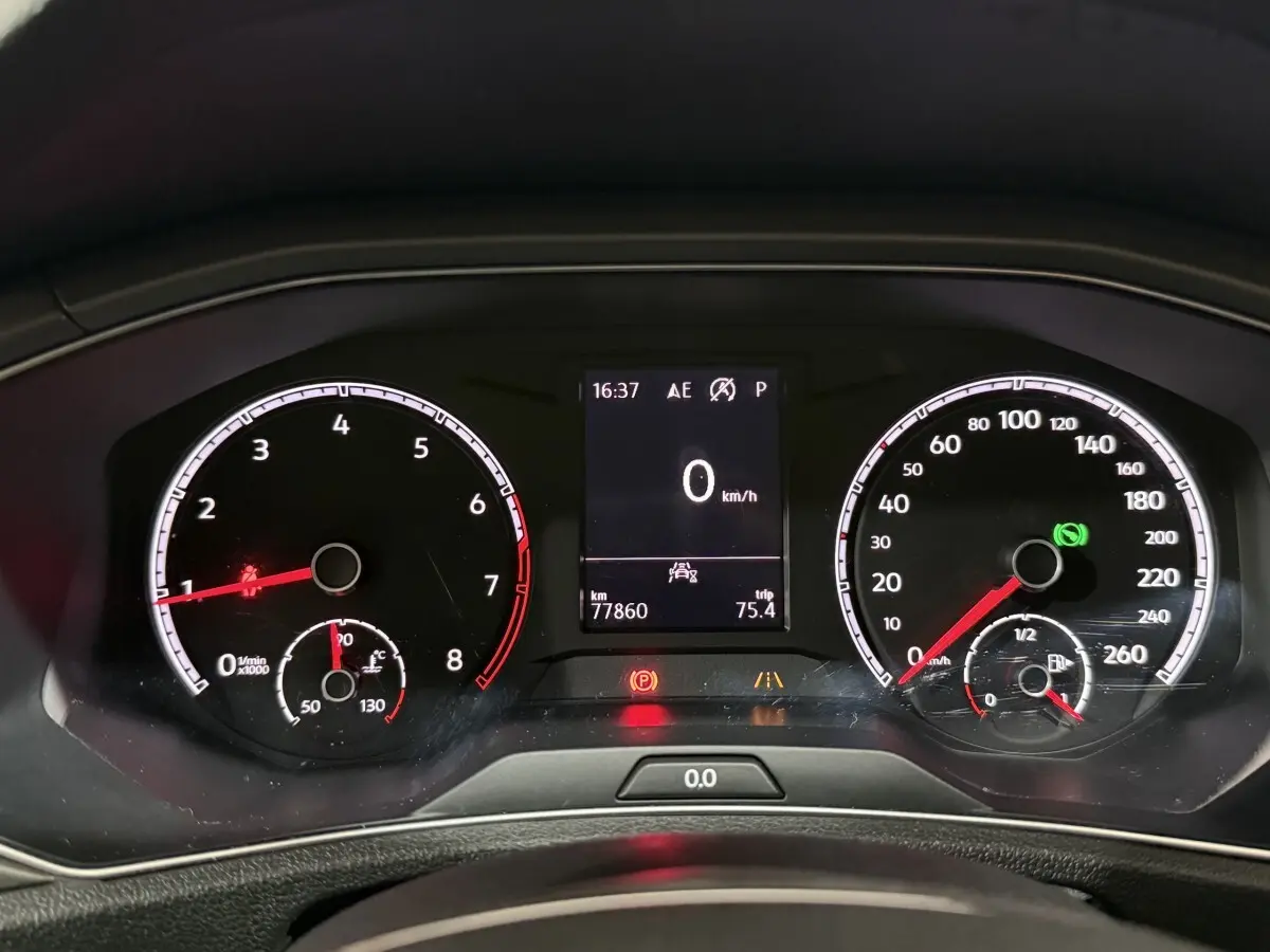 Tableau de bord du Volkswagen T-Roc blanc 2020, affichage digital au centre avec compte-tours et vitesse à zéro km/h.