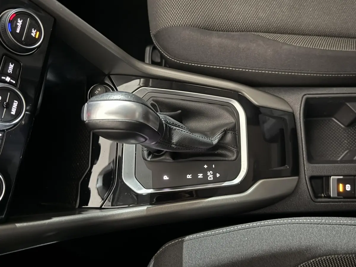 Le levier de vitesses automatique noir et argenté du Volkswagen T-Roc 2020, vue rapprochée de la console centrale.