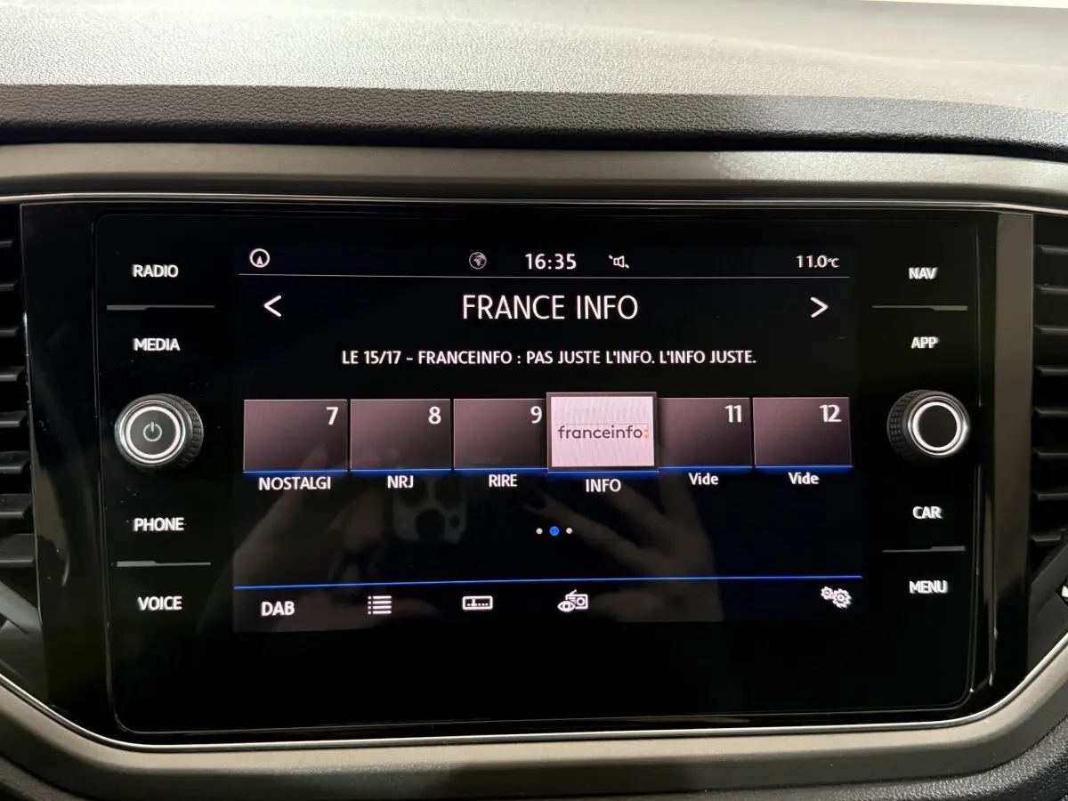 Écran tactile central du Volkswagen T-Roc 2020 affichant la radio France Info en mode DAB.