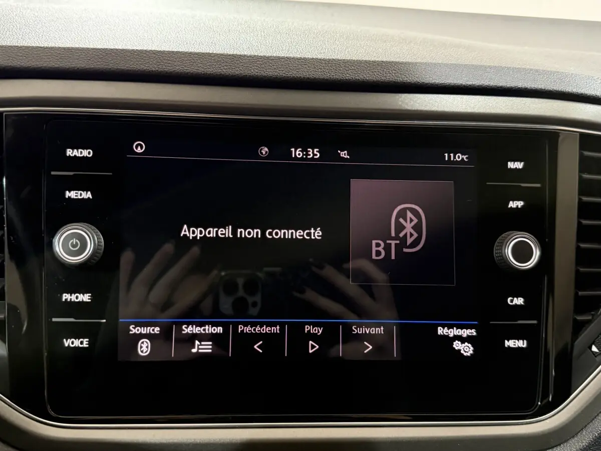 Écran tactile central du tableau de bord du Volkswagen T-Roc blanc, affichant Bluetooth non connecté.