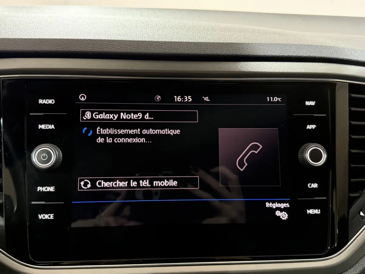 Écran tactile central du Volkswagen T-Roc blanc 2020 affichant la connexion Bluetooth d’un Galaxy Note9.