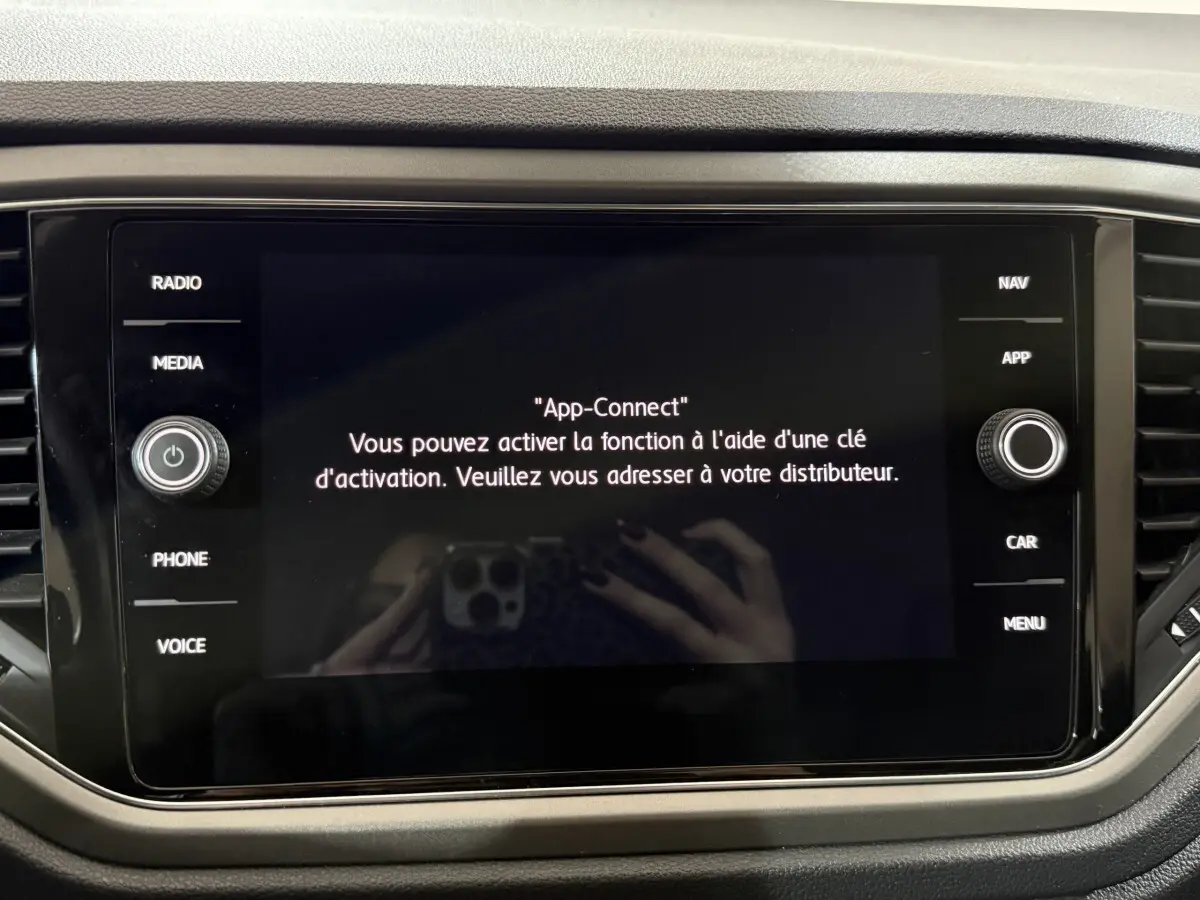 Écran tactile central du tableau de bord du Volkswagen T-Roc 2020 affichant un message d'activation App-Connect.