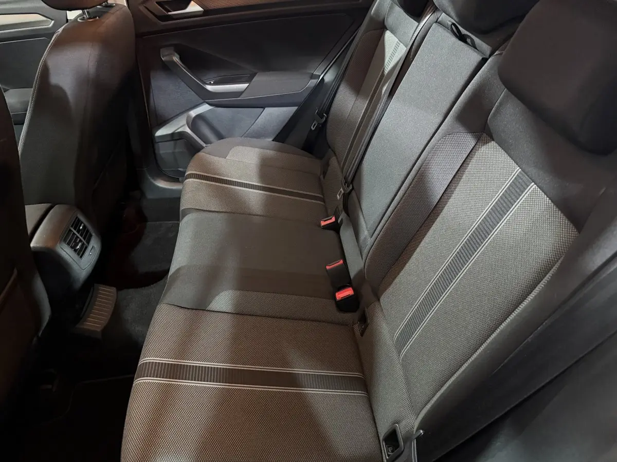 Vue intérieure côté droit des sièges arrière gris foncé avec motifs rayés du Volkswagen T-Roc 2020.