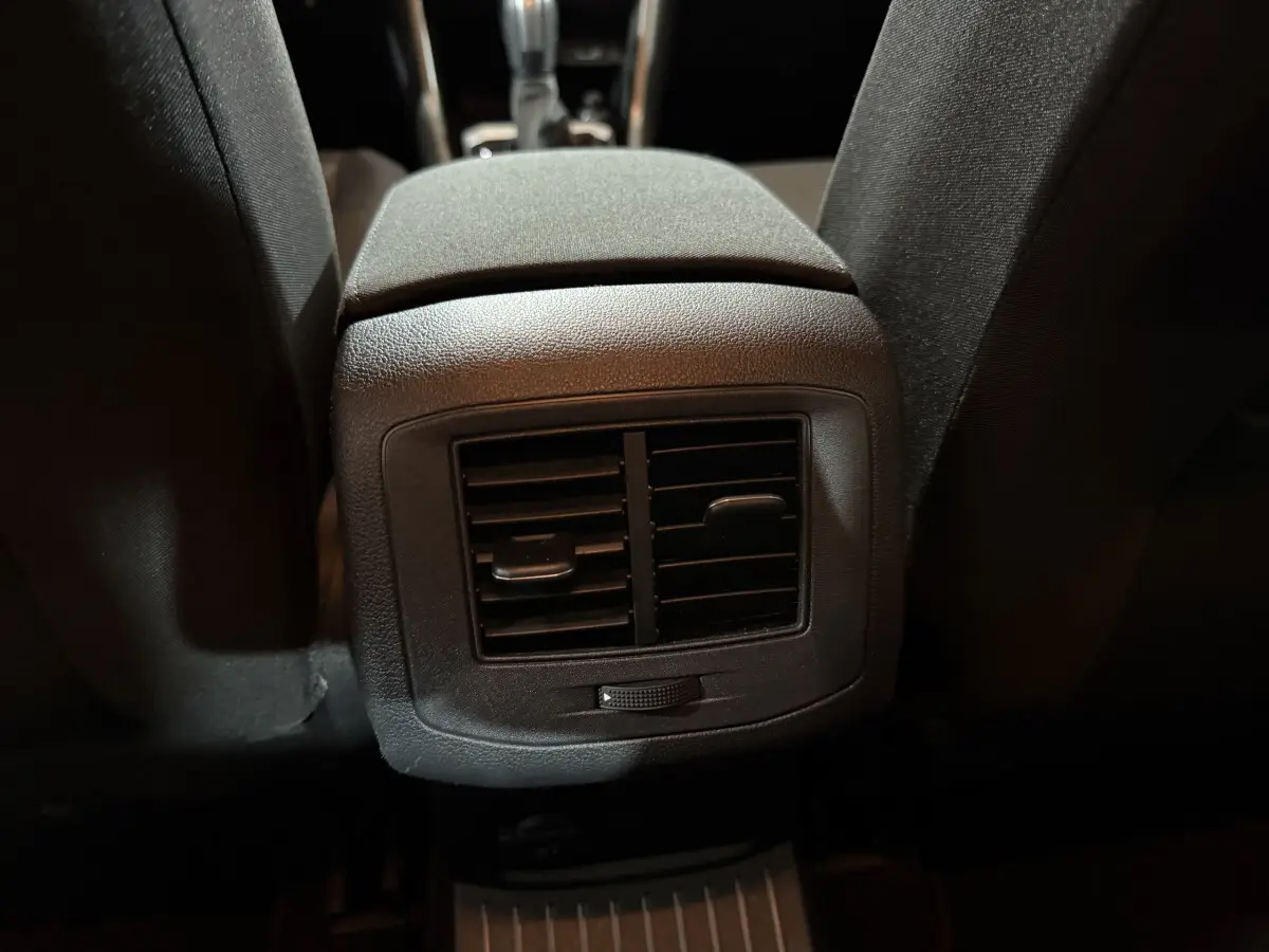 Gros plan sur la console centrale arrière avec bouches d'aération du Volkswagen T-Roc blanc 2020.