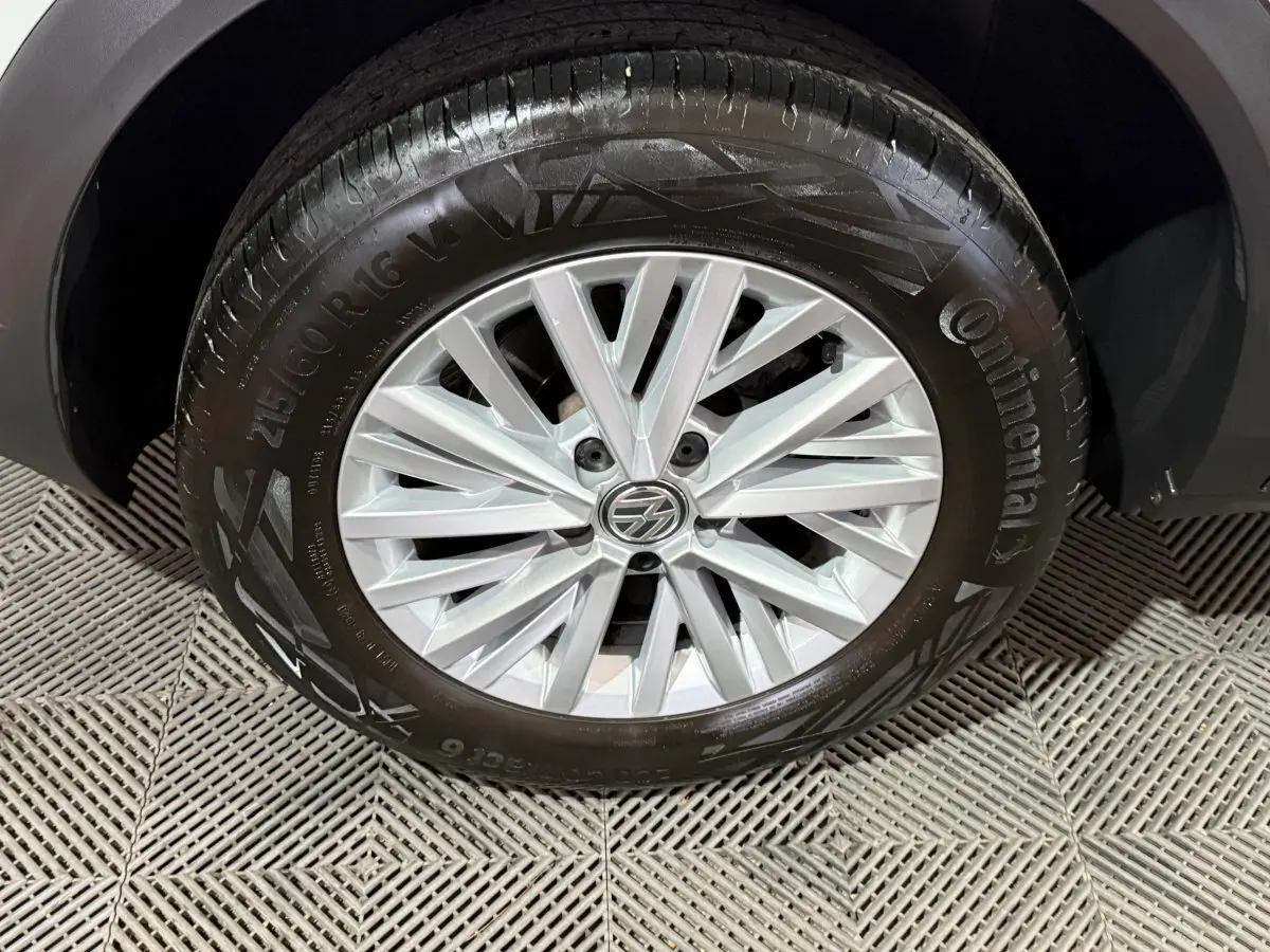 Gros plan sur la roue avant droite du Volkswagen T-Roc blanc avec jante alliage et pneu Continental.