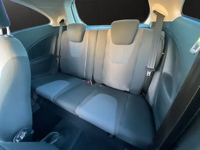 Vue intérieure arrière montrant la banquette en tissu gris foncé de la Ford KA 1.2 69 TREND blanche de 2015.