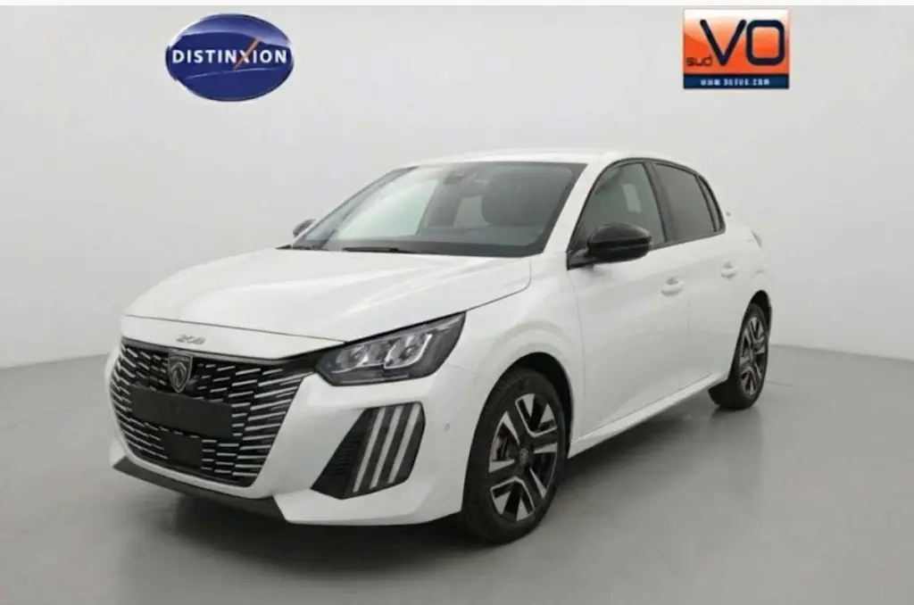 Peugeot 208 Hybrid 110 e-DCS6 Allure blanc vue 3/4 avant avec calandre distinctive et jantes alliage 16 pouces.