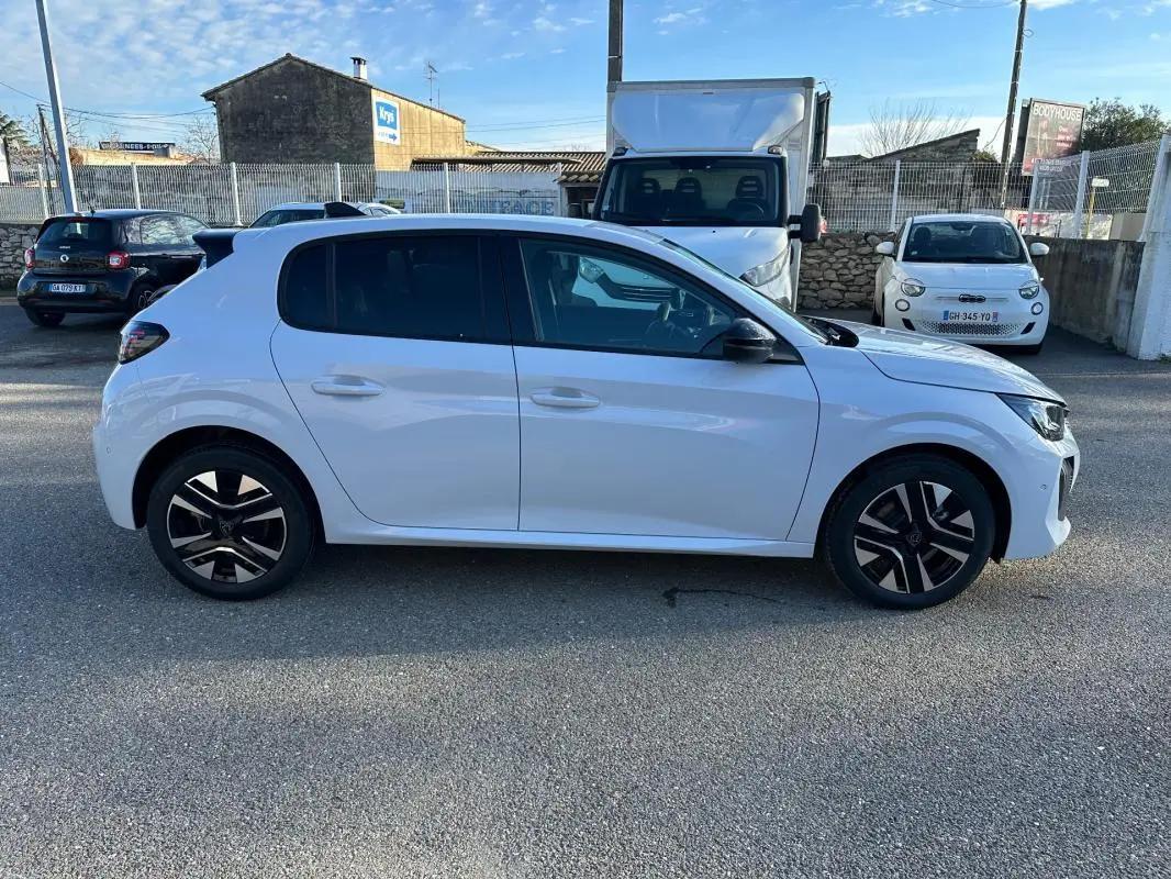 Peugeot 208 Hybrid blanc vue de profil côté gauche, avec jantes alliage noires et vitres teintées.