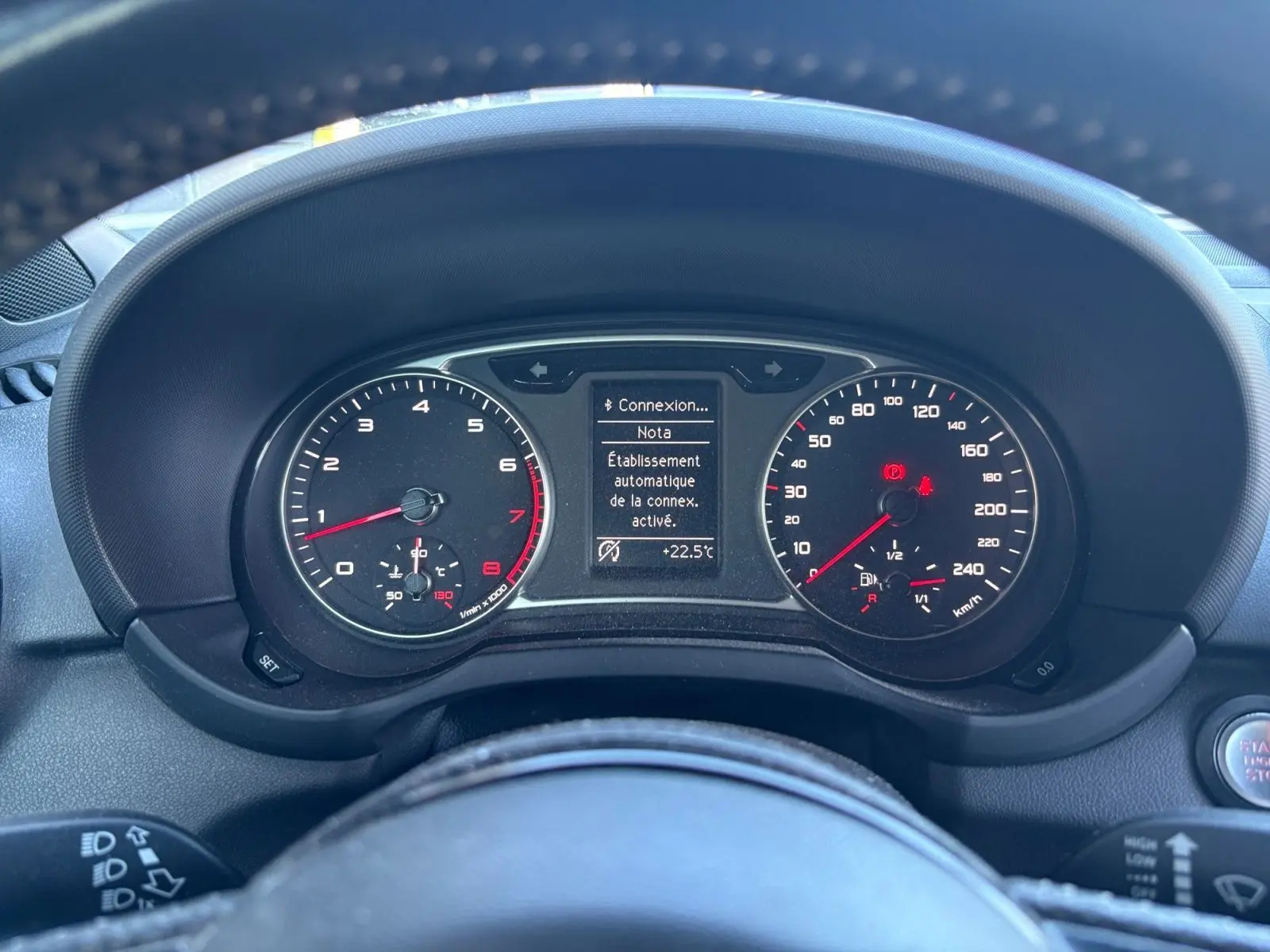 Vue rapprochée du tableau de bord de l'Audi A1 Sportback 2014 avec compte-tours, compteur de vitesse et écran central d'informations.