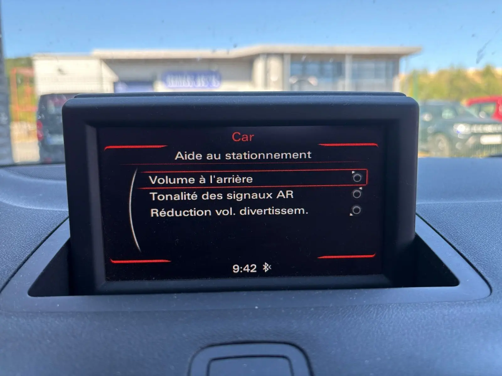 Écran central de l'Audi A1 Sportback 2014 affichant les réglages de l'aide au stationnement.
