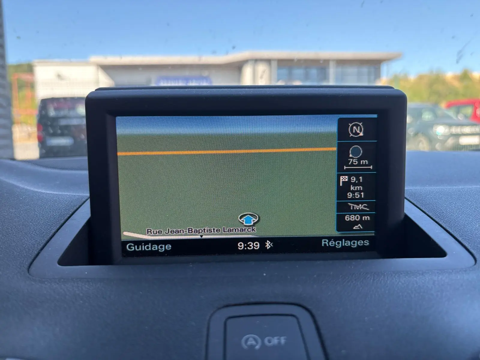 Écran GPS intégré de l'Audi A1 Sportback 1.4 TFSI 122 S-Line, vue intérieure centrée sur la navigation.