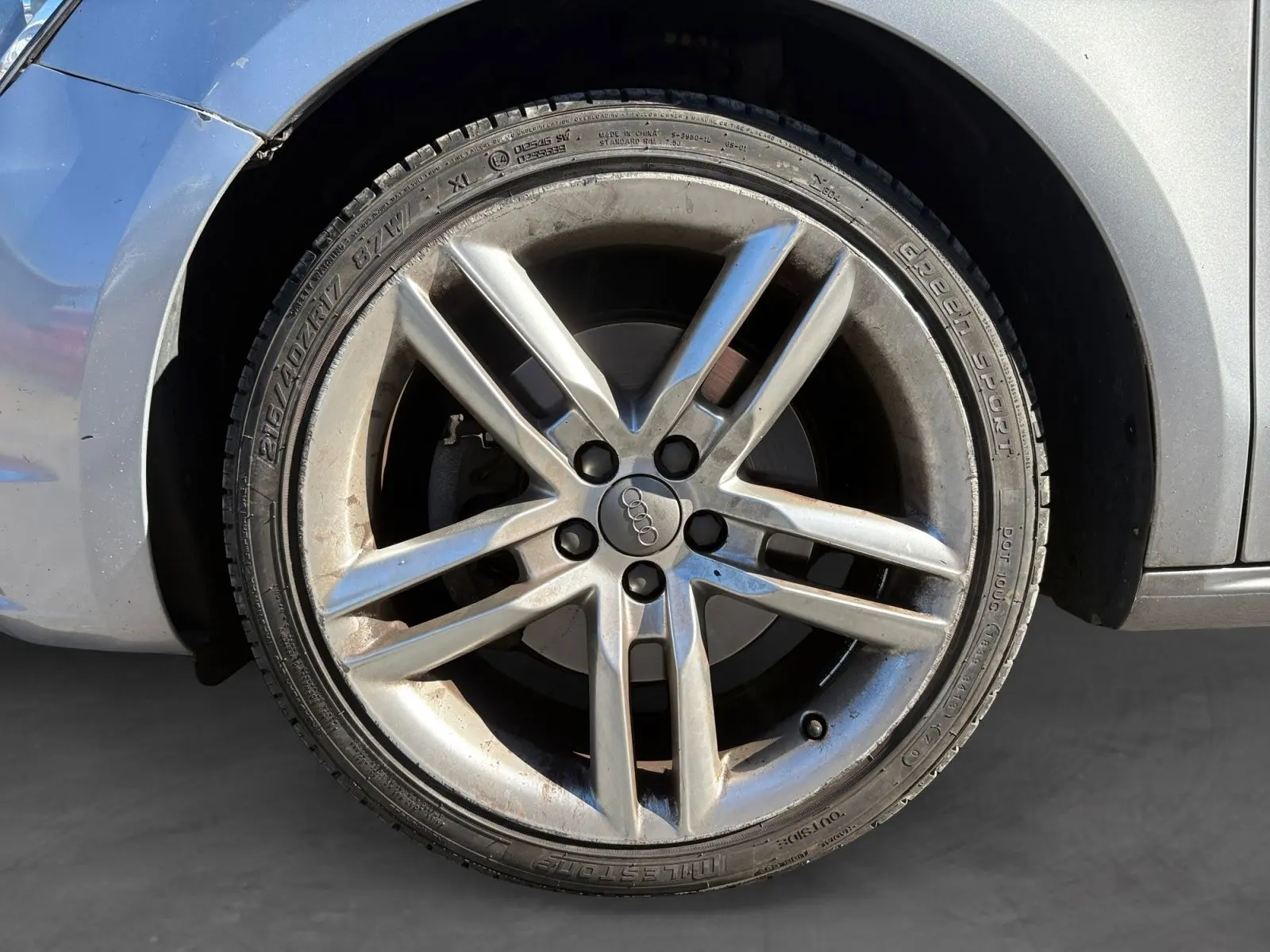 Gros plan sur la jante alliage grise de l'Audi A1 Sportback 1.4 TFSI 122 S-Line, avec logo Audi au centre.