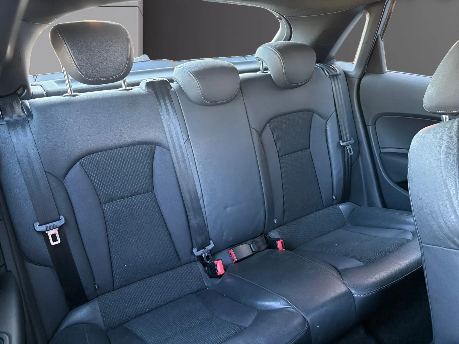 Vue intérieure des sièges arrière noirs en cuir et tissu de l'Audi A1 Sportback 2014, côté droit visible.
