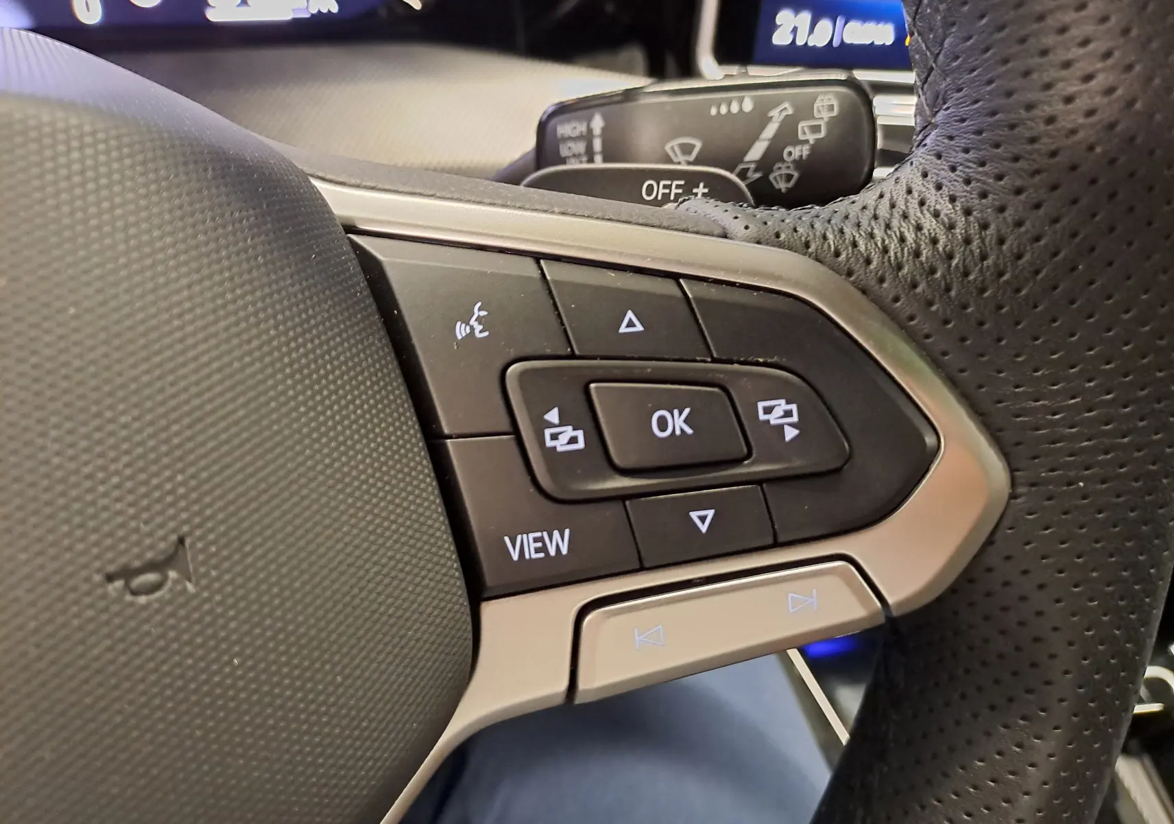 Gros plan sur les commandes au volant à droite de la Volkswagen Golf 1.5 eHybrid 272 DSG6 GTE 2025 en gris Urano.