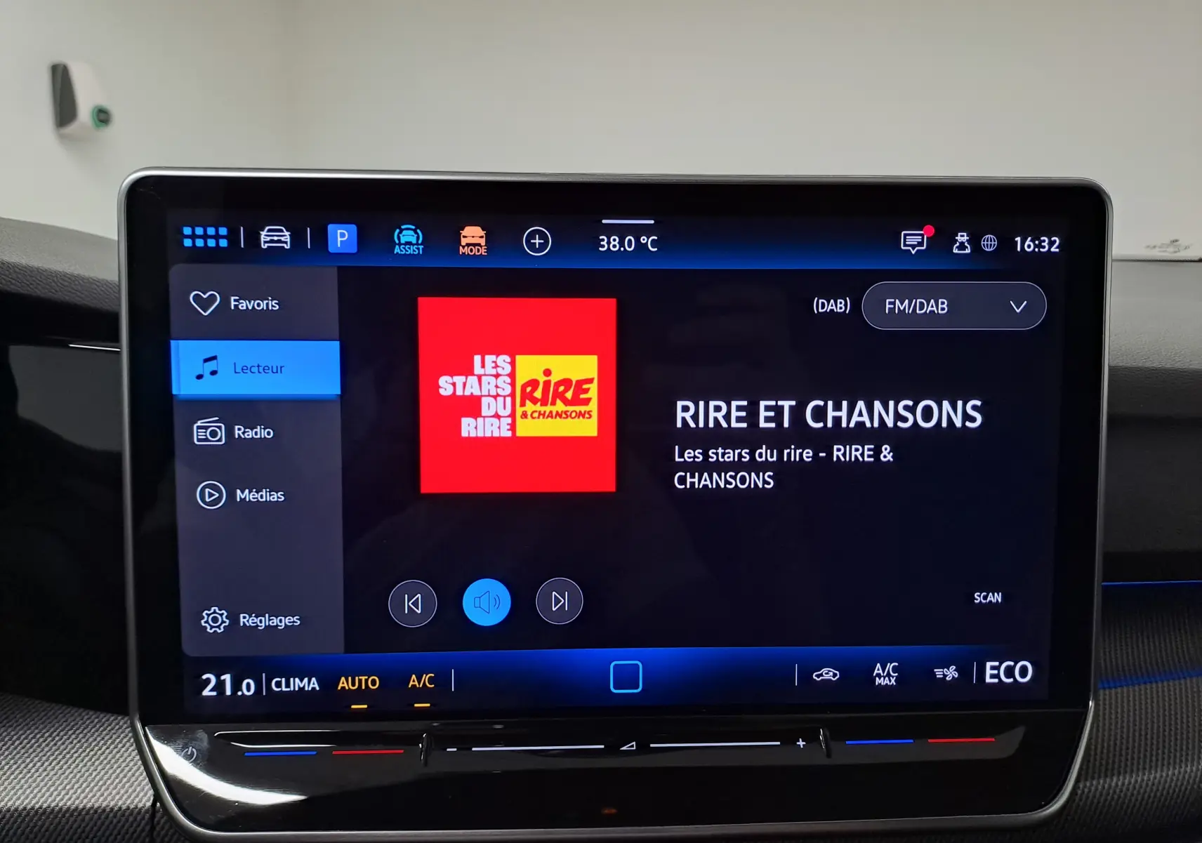 Écran tactile central de la Volkswagen Golf 1.5 eHybrid 2025 affichant la radio numérique avec interface moderne.