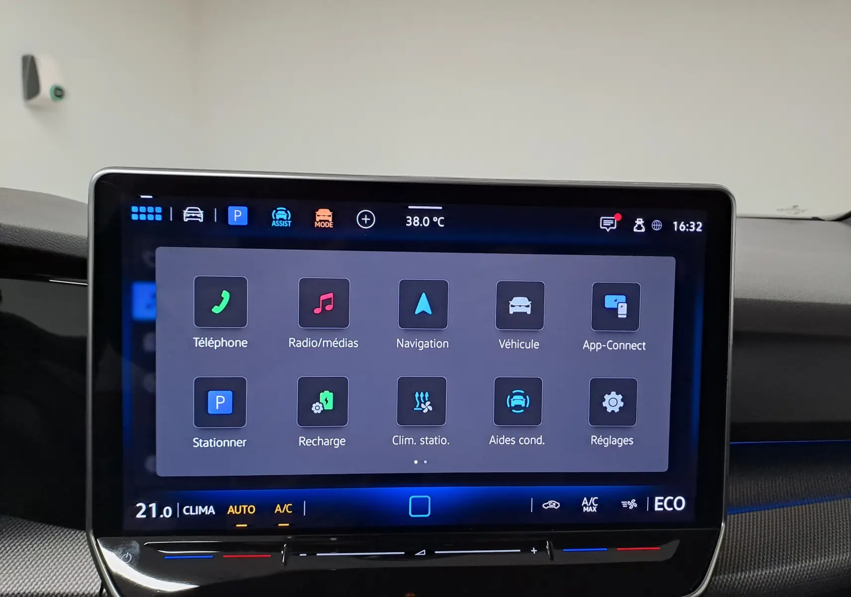 Écran tactile central de la Volkswagen Golf 1.5 eHybrid 2025 affichant les options de navigation et connectivité, intérieur gris.