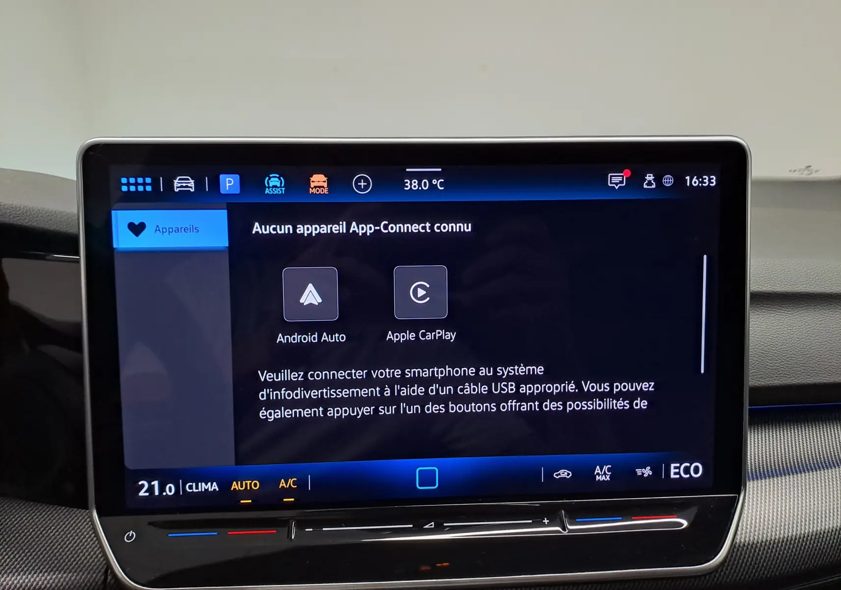 Écran tactile central de la Volkswagen Golf 1.5 eHybrid 2025 affichant les options Android Auto et Apple CarPlay, intérieur gris.