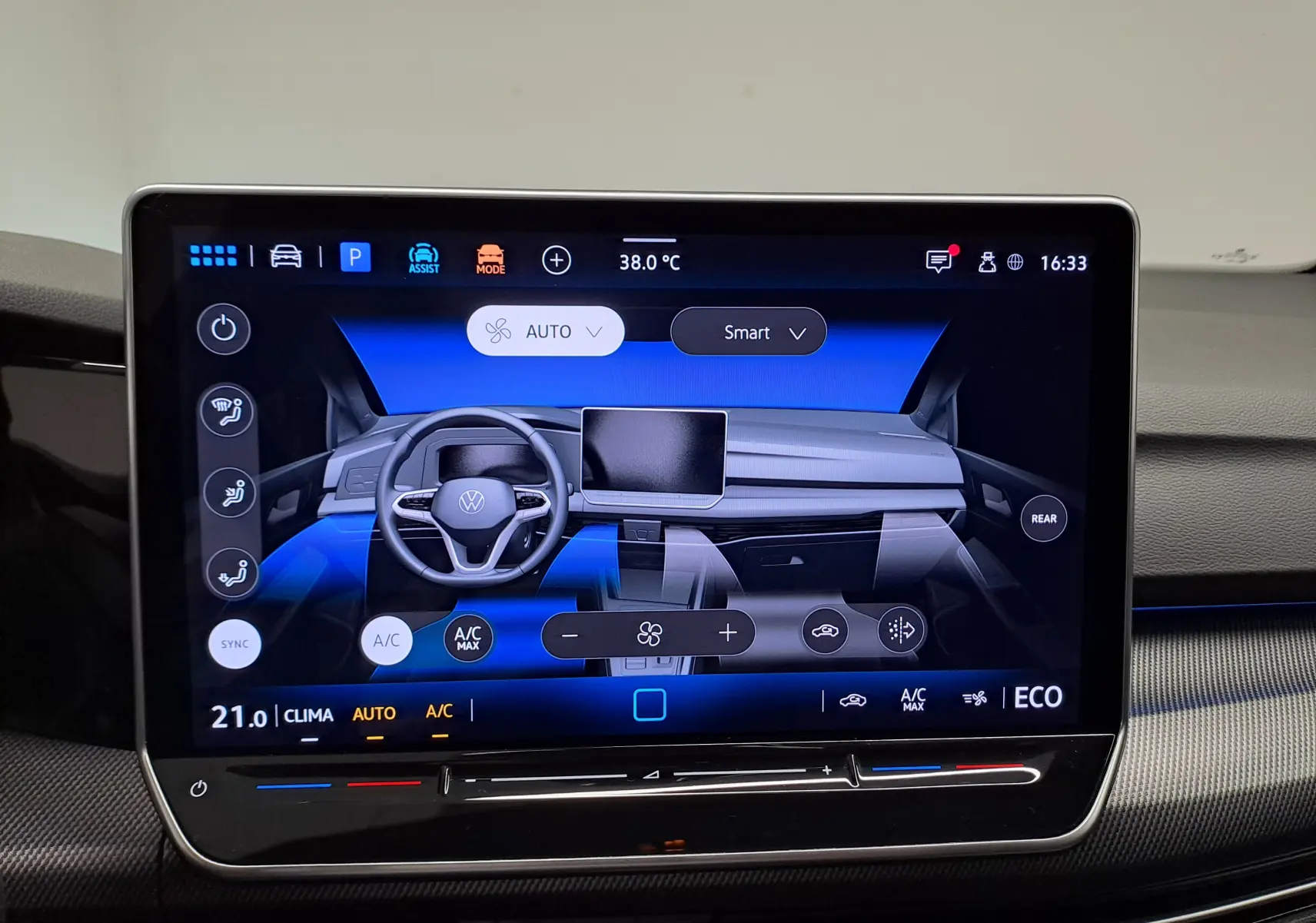 Écran tactile central affichant l'interface de climatisation et tableau de bord numérique d'une Volkswagen Golf 1.5 eHybrid gris Urano.
