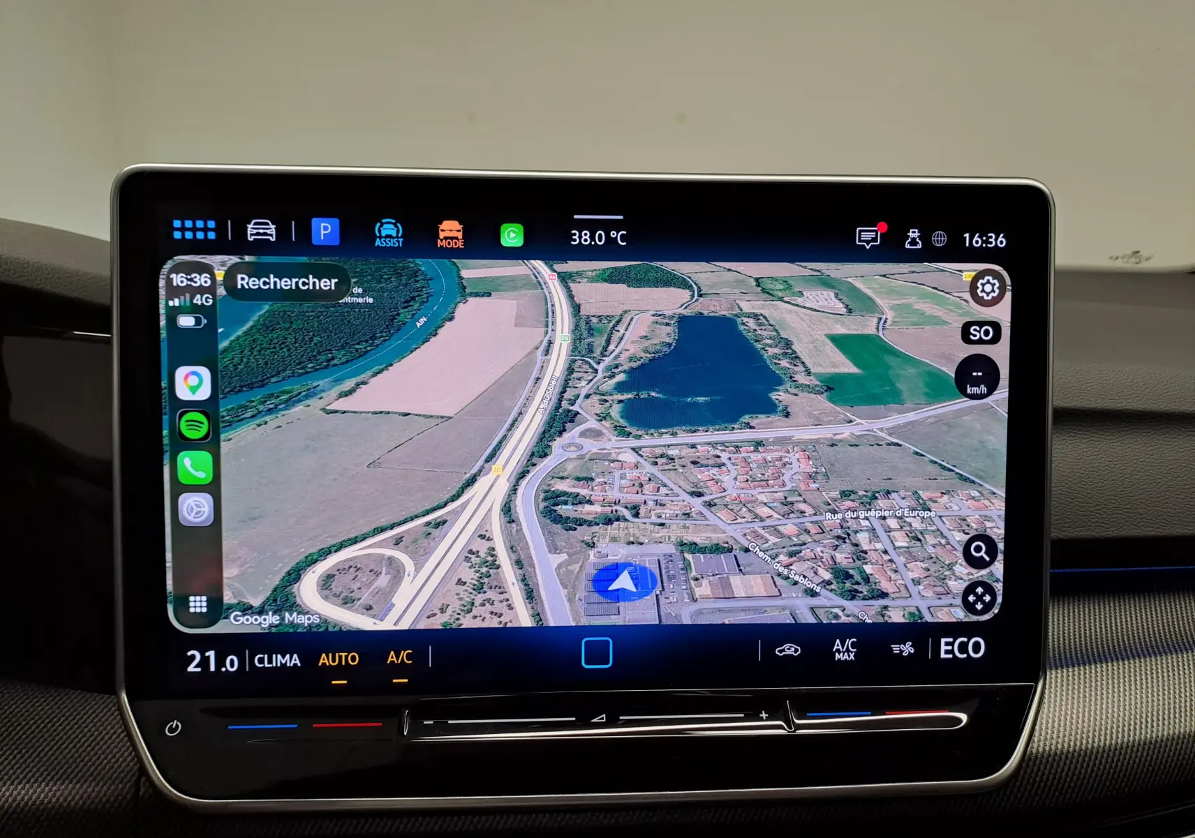 Écran tactile central affichant la navigation GPS dans une Volkswagen Golf 1.5 eHybrid 272 DSG6 GTE gris Urano, intérieur 2025.