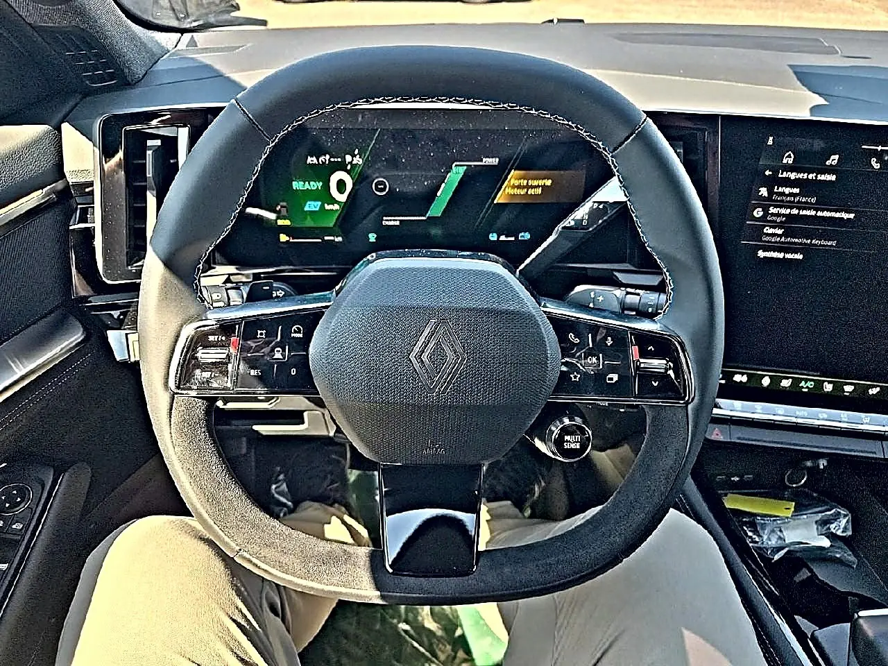 Vue intérieure centrée sur le volant multifonction noir du Renault Austral 2026 avec tableau de bord numérique et écran tactile.
