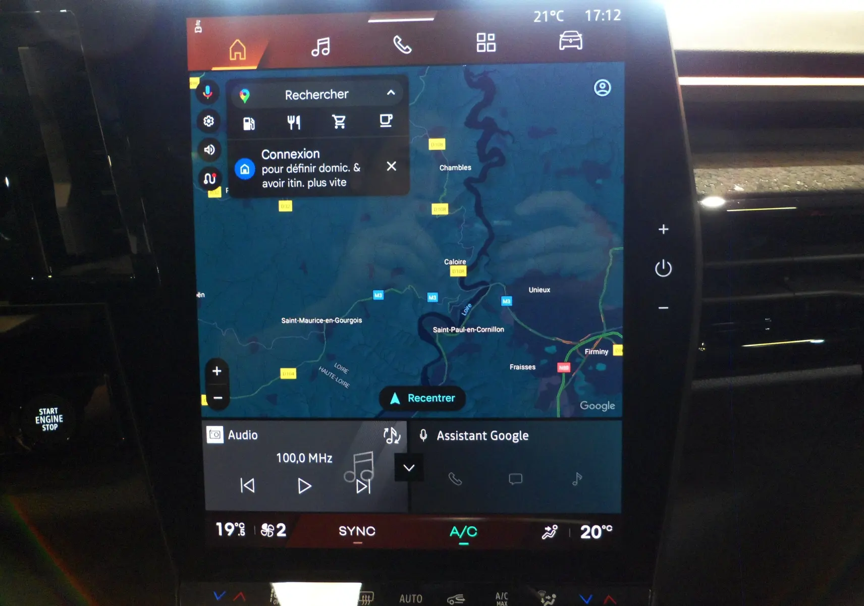 Écran tactile central du tableau de bord du Renault Rafale 2025 affichant la navigation et les commandes multimédia.